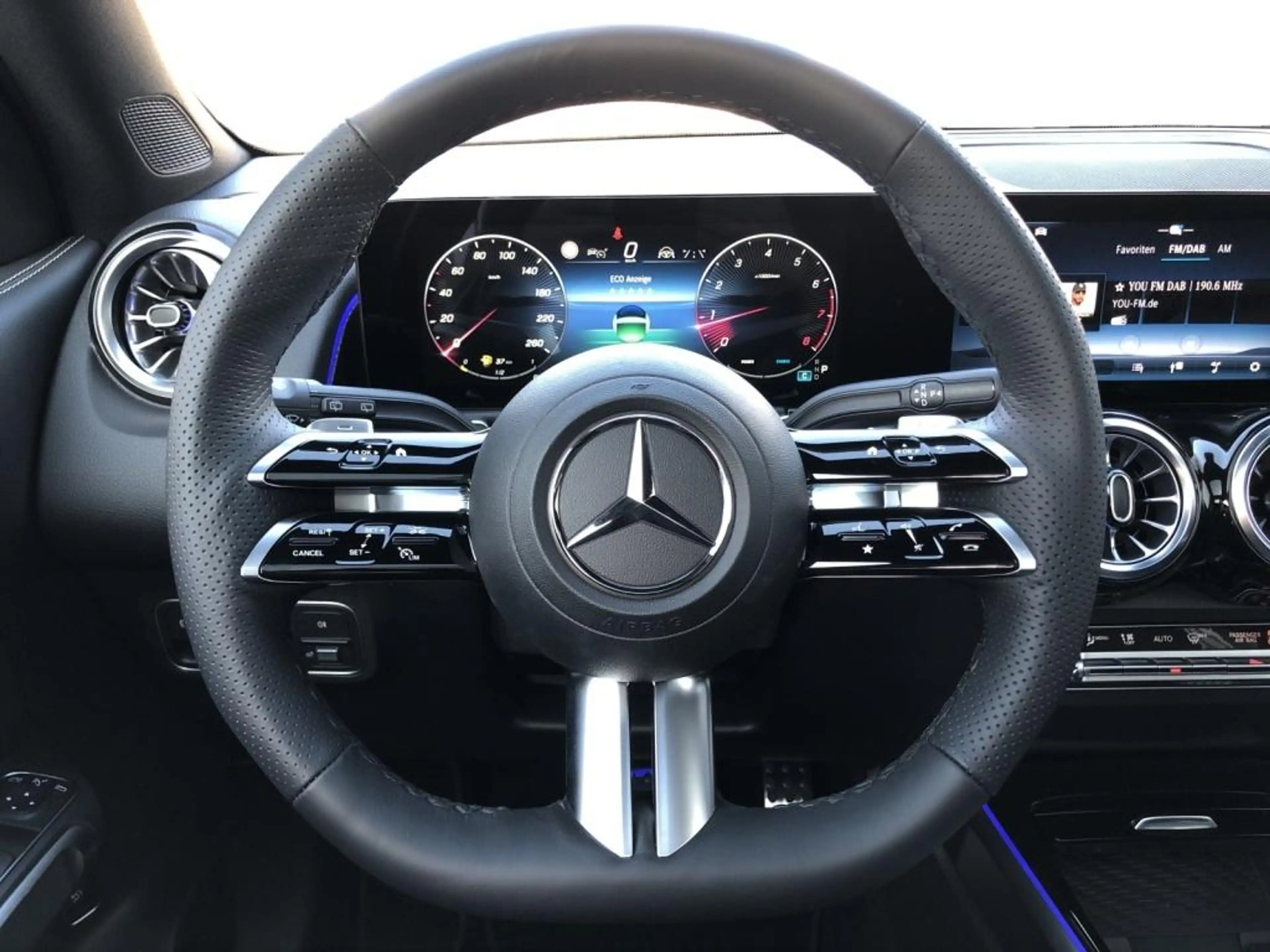 Mercedes-Benz GLB 220 4MATIC AMG+ILS+MBUX+MBeam+Night+Carbon — photo 11