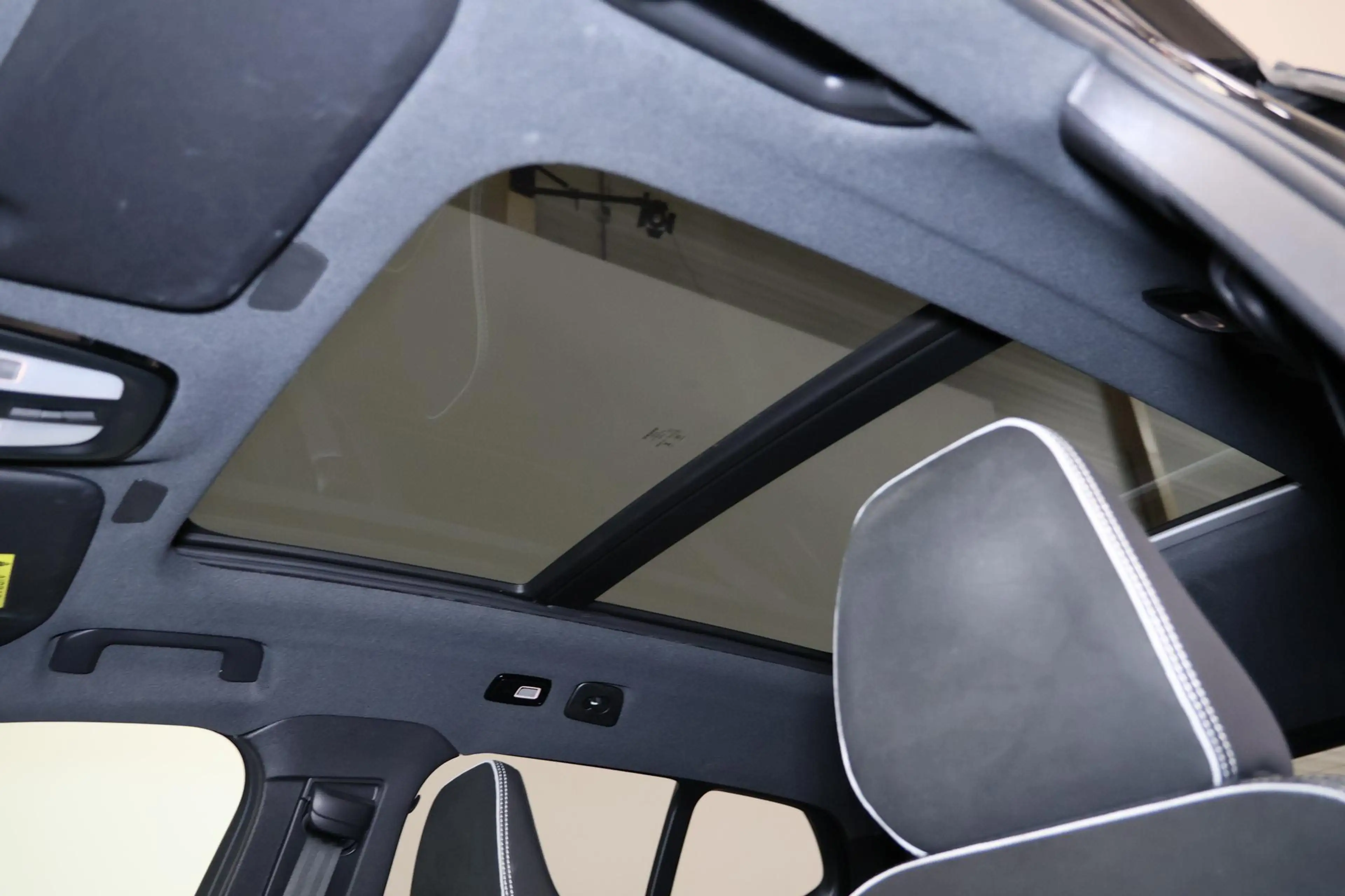 Volvo EX40 Performance Ultra 82 kWh - Panorama/schuifdak - In — photo 6