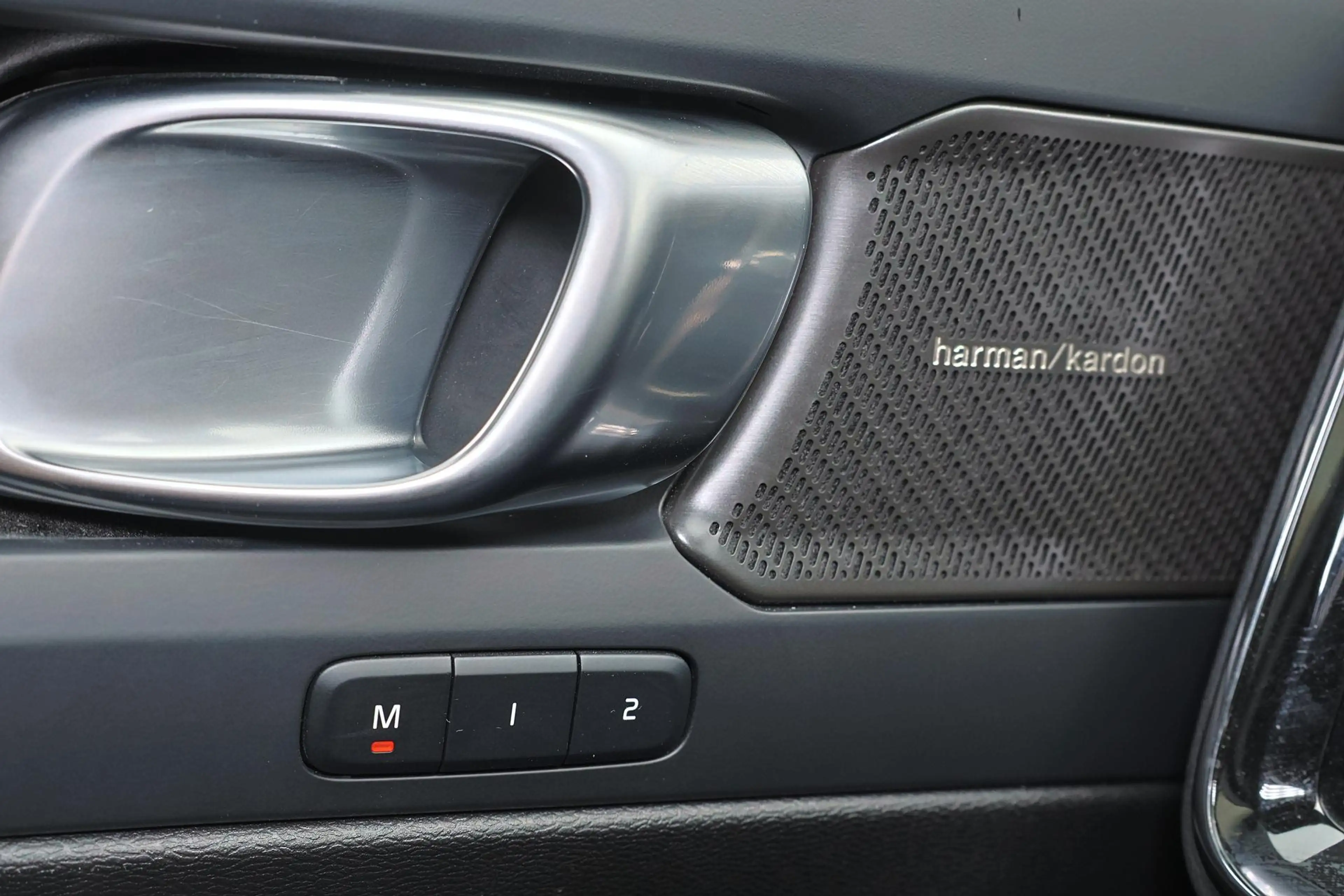 Volvo EX40 Performance Ultra 82 kWh - Panorama/schuifdak - In — photo 12
