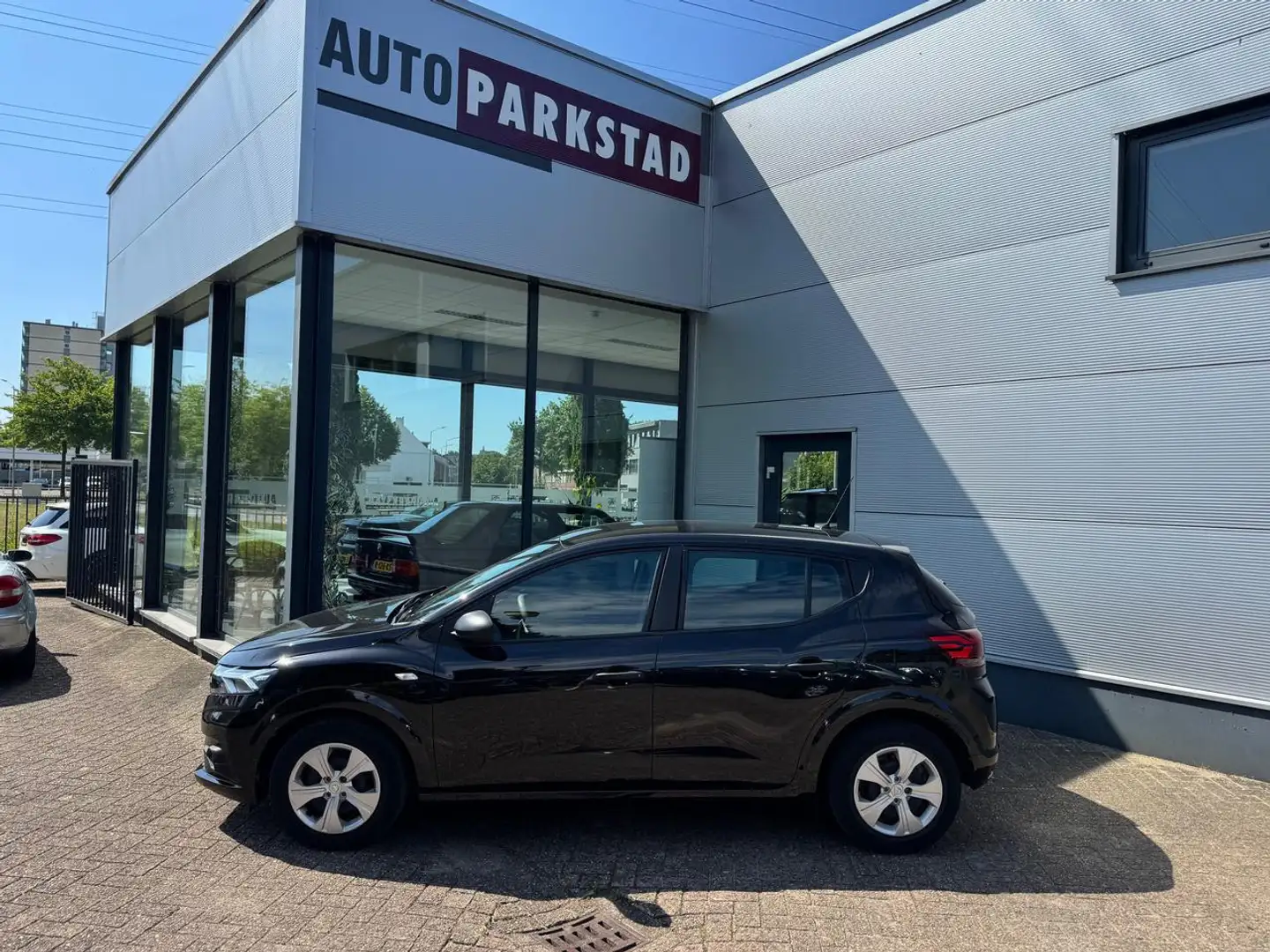 Dacia Sandero 1.0 TCE | 90PK | 1E EIGENAAR | 25.000KM | Zwart - 2