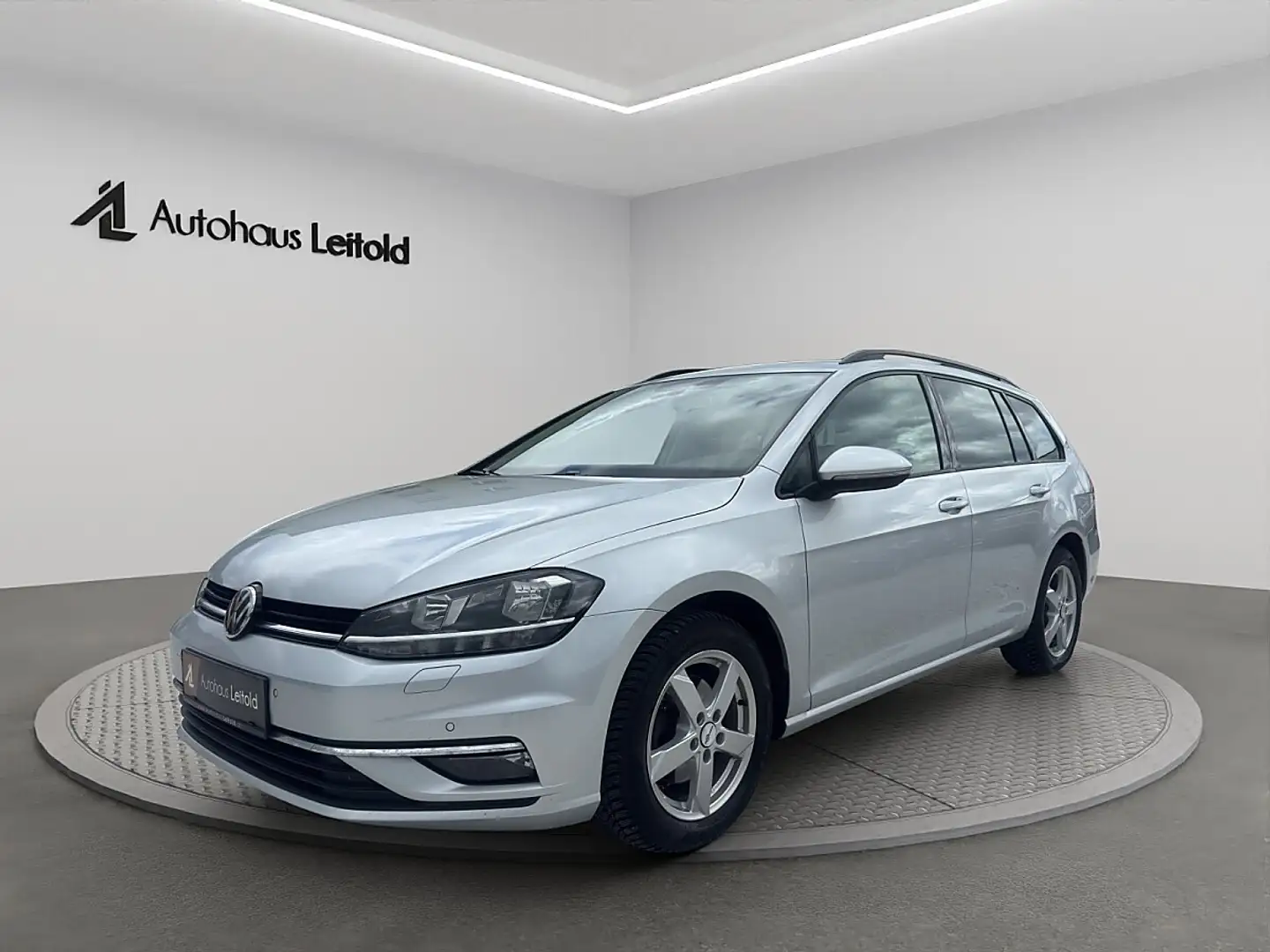 Volkswagen Golf Variant Comfortline 1,6 TDI SCR AHK NAVI PDC SHZ TEMP K... Silber - 1