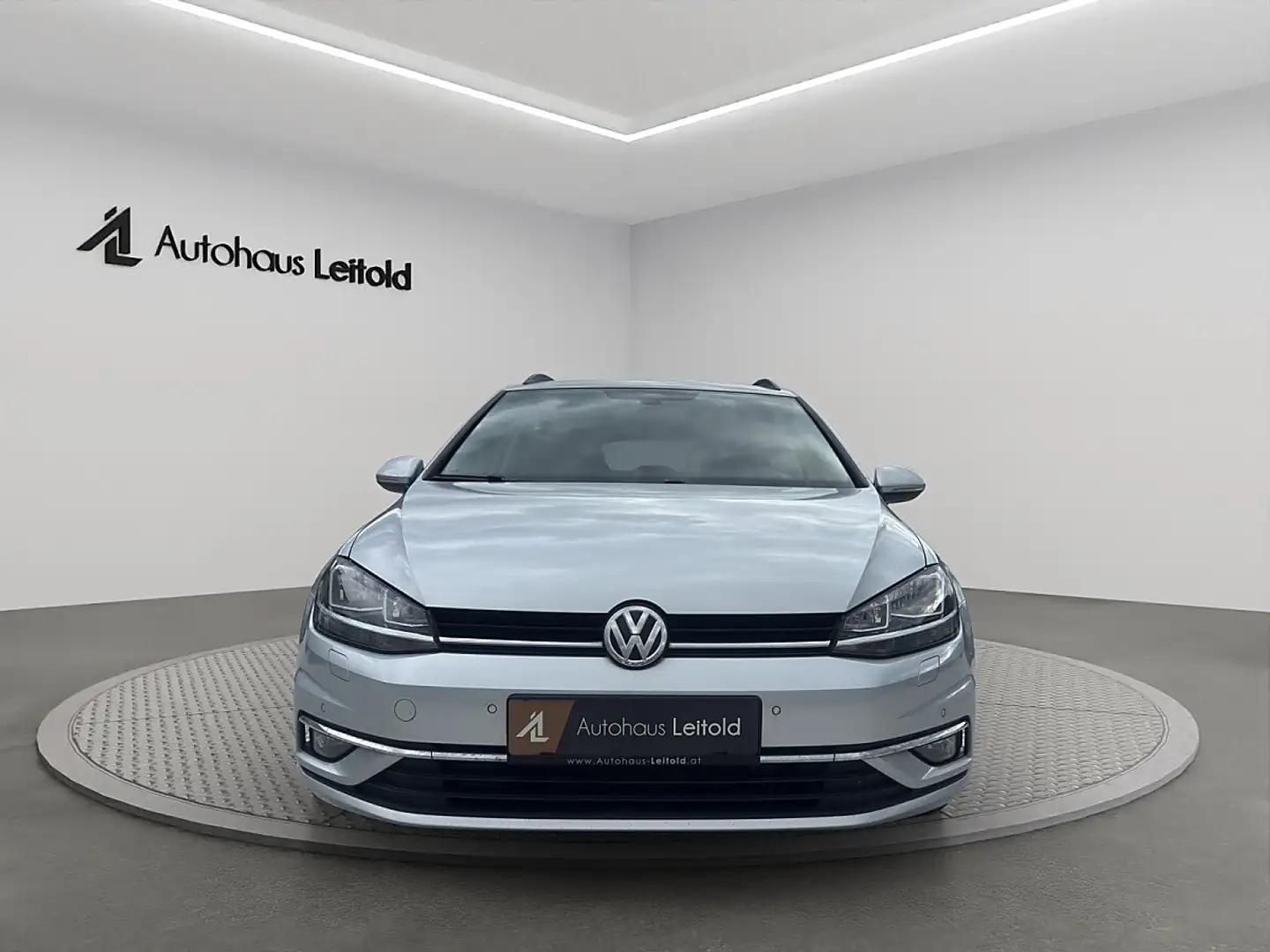 Volkswagen Golf Variant Comfortline 1,6 TDI SCR AHK NAVI PDC SHZ TEMP K... Silber - 2