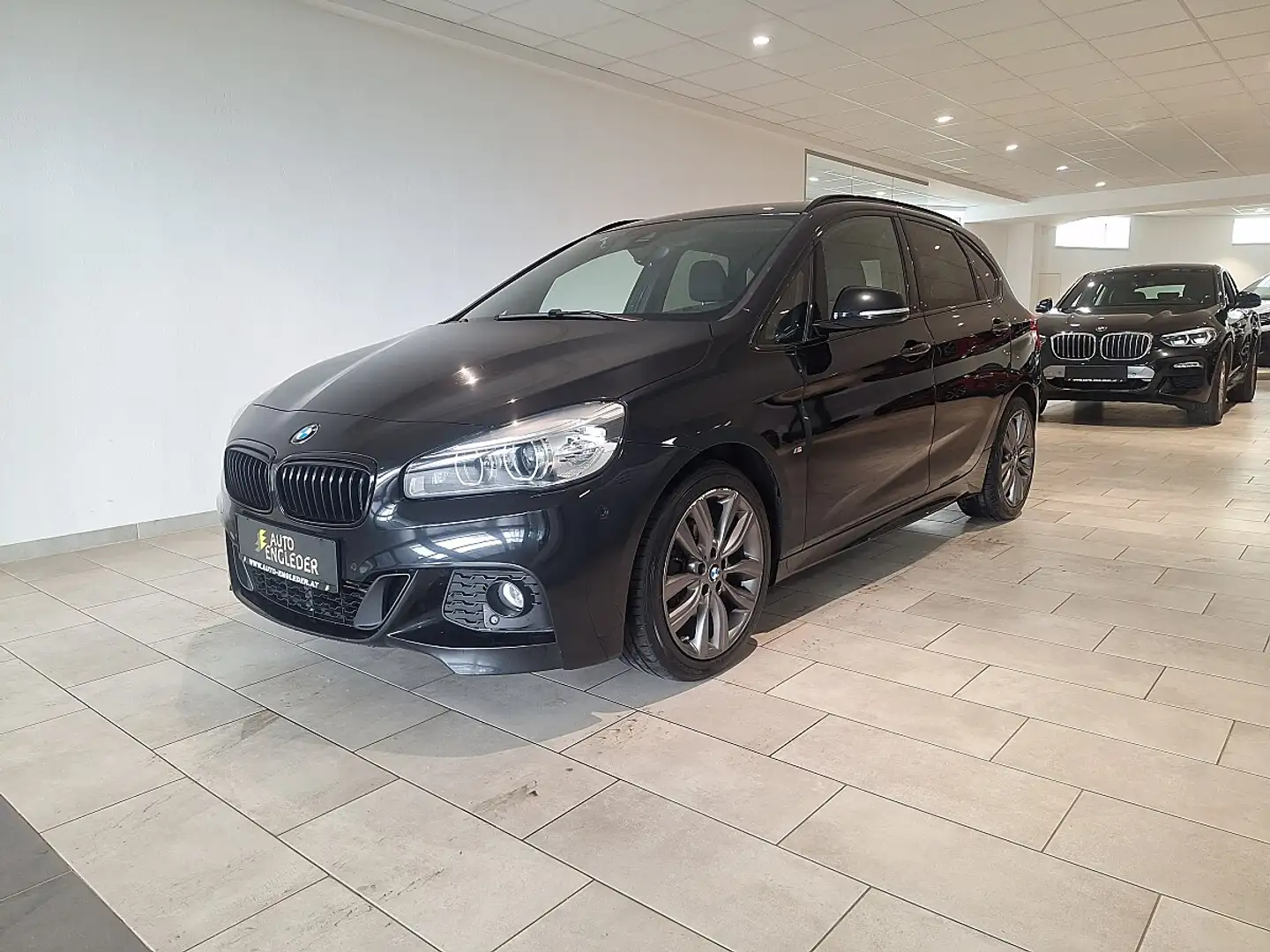 BMW 218 d Active Tourer M Sport Aut. Schwarz - 2