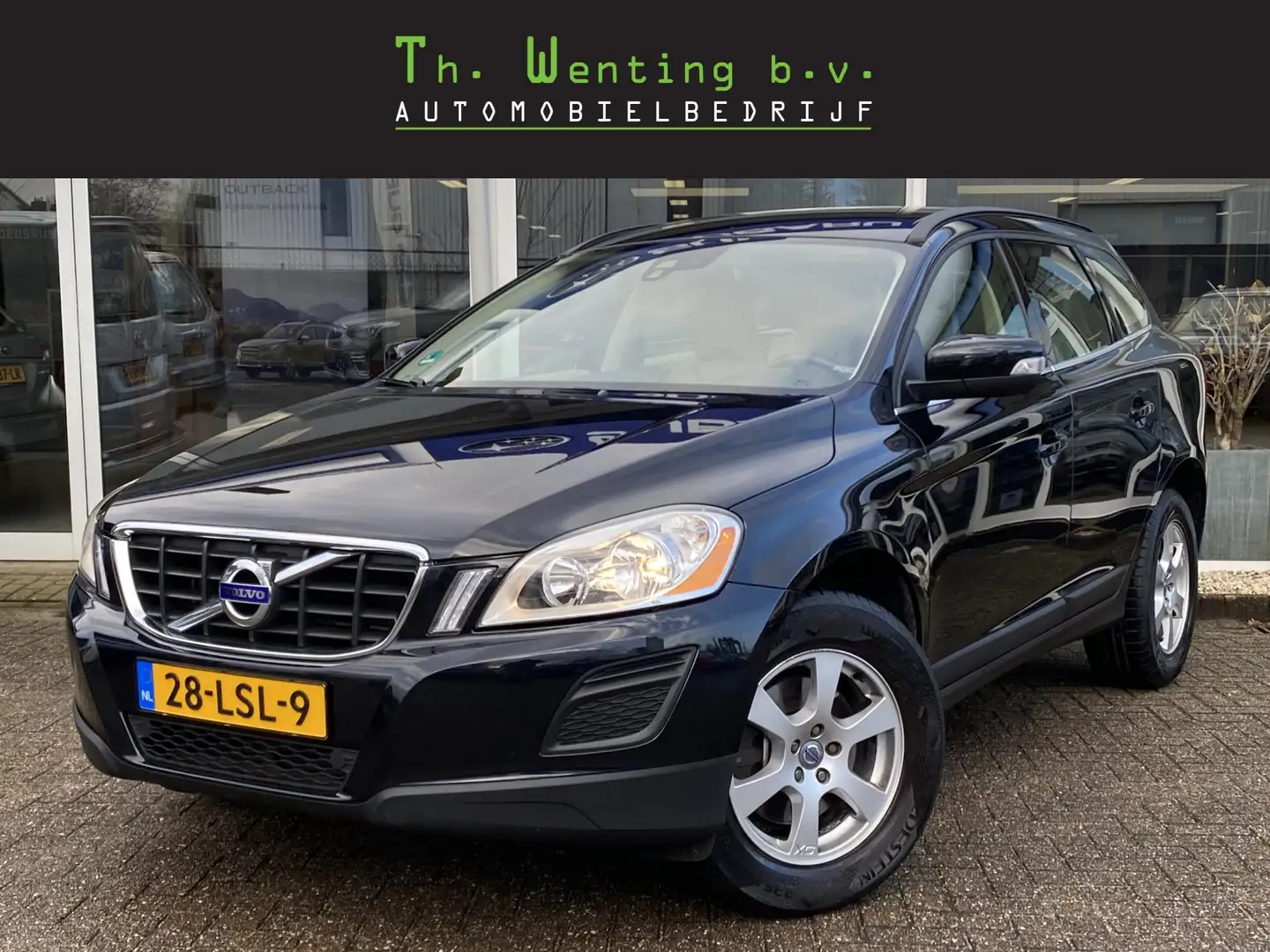 Volvo XC60 2.0T Momentum | Stoelverwarming voor | parkeersens Zwart - 1