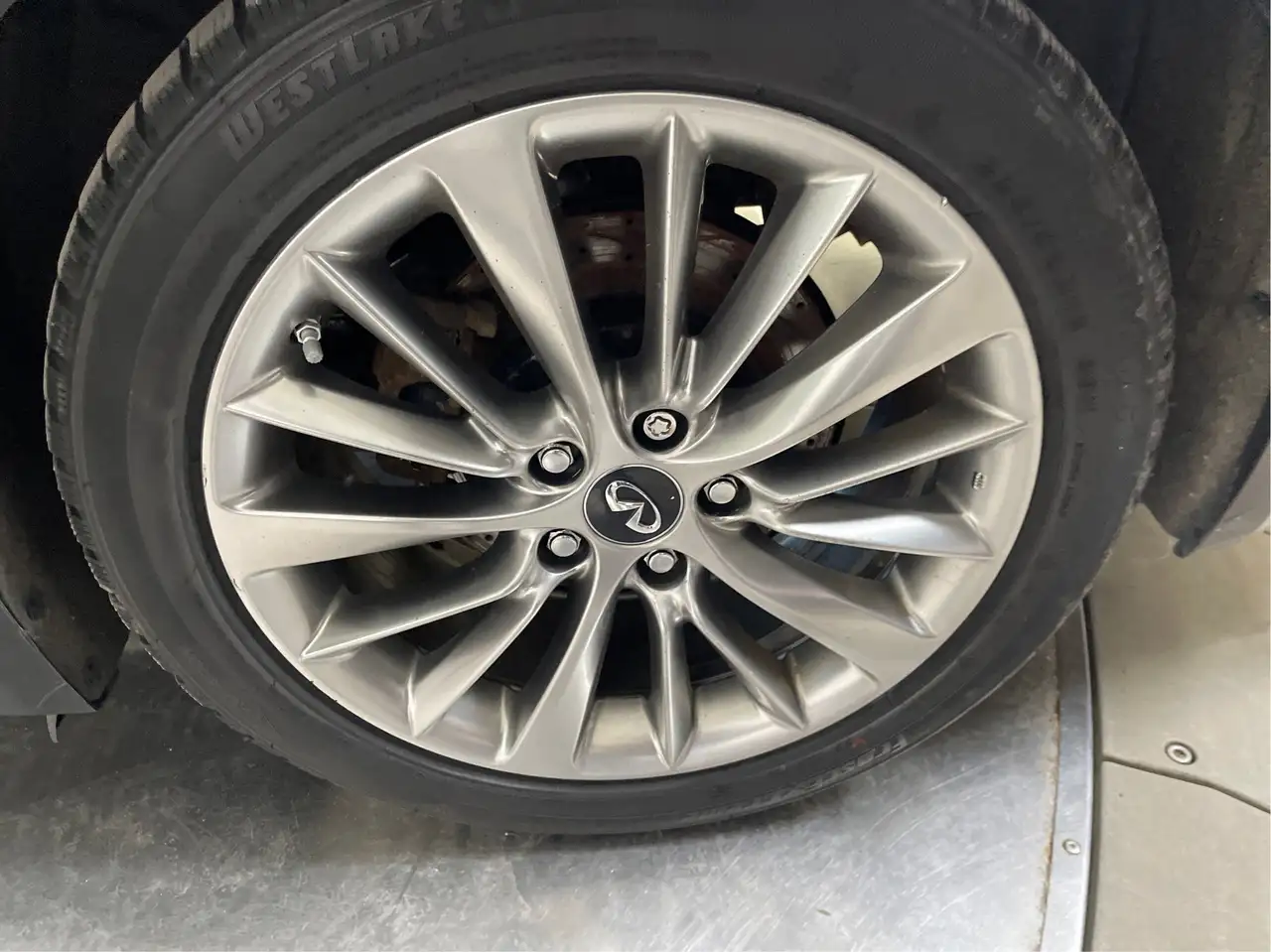 Infiniti Q50 снимка Infiniti Q50
