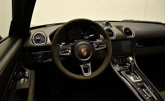 Porsche 718 Spyder view 14