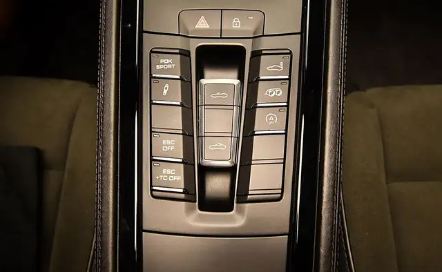 Porsche 718 Spyder view 12