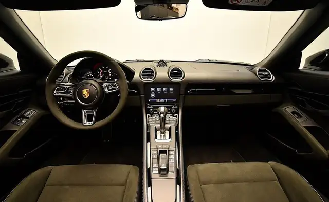 Porsche 718 Spyder view 13