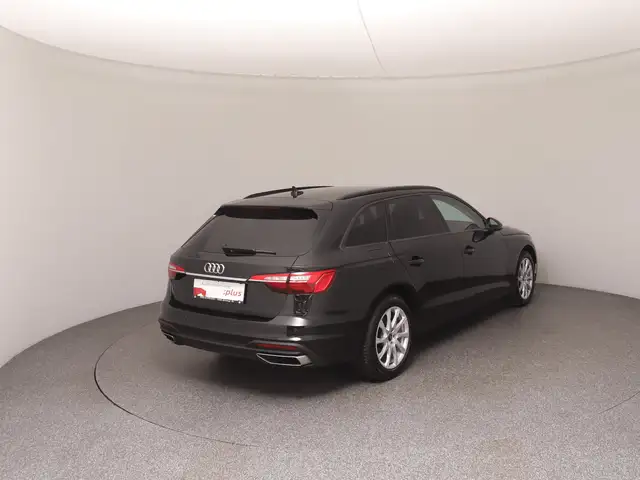 Audi A4 view 4