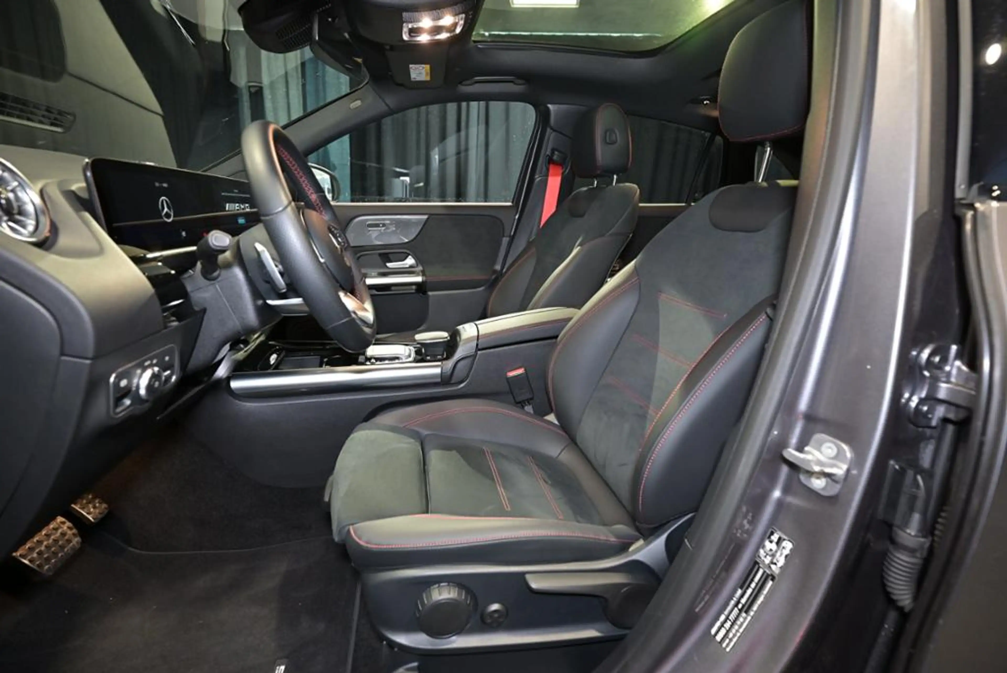 Mercedes-Benz A 35 AMG GL 4M PANO/AHK/MULTIB./KEYL./RFK — photo 4