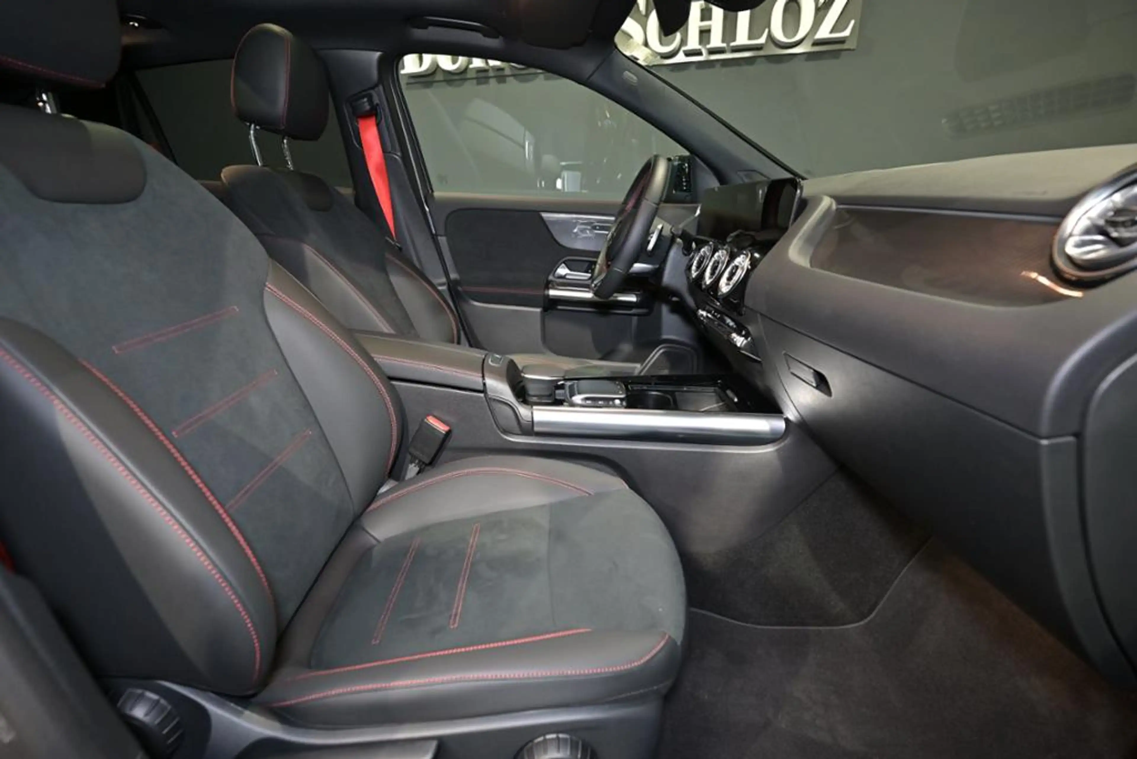 Mercedes-Benz A 35 AMG GL 4M PANO/AHK/MULTIB./KEYL./RFK — photo 5