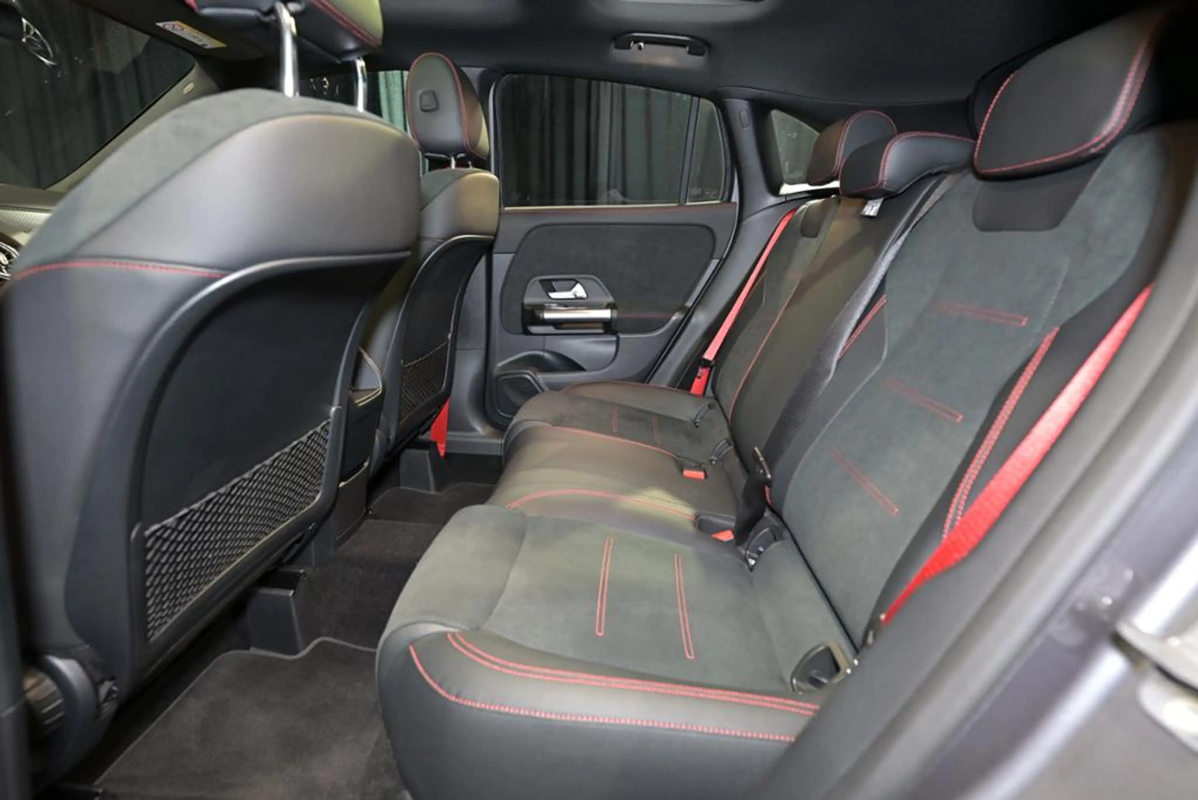 Mercedes-Benz A 35 AMG GL 4M PANO/AHK/MULTIB./KEYL./RFK — photo 6