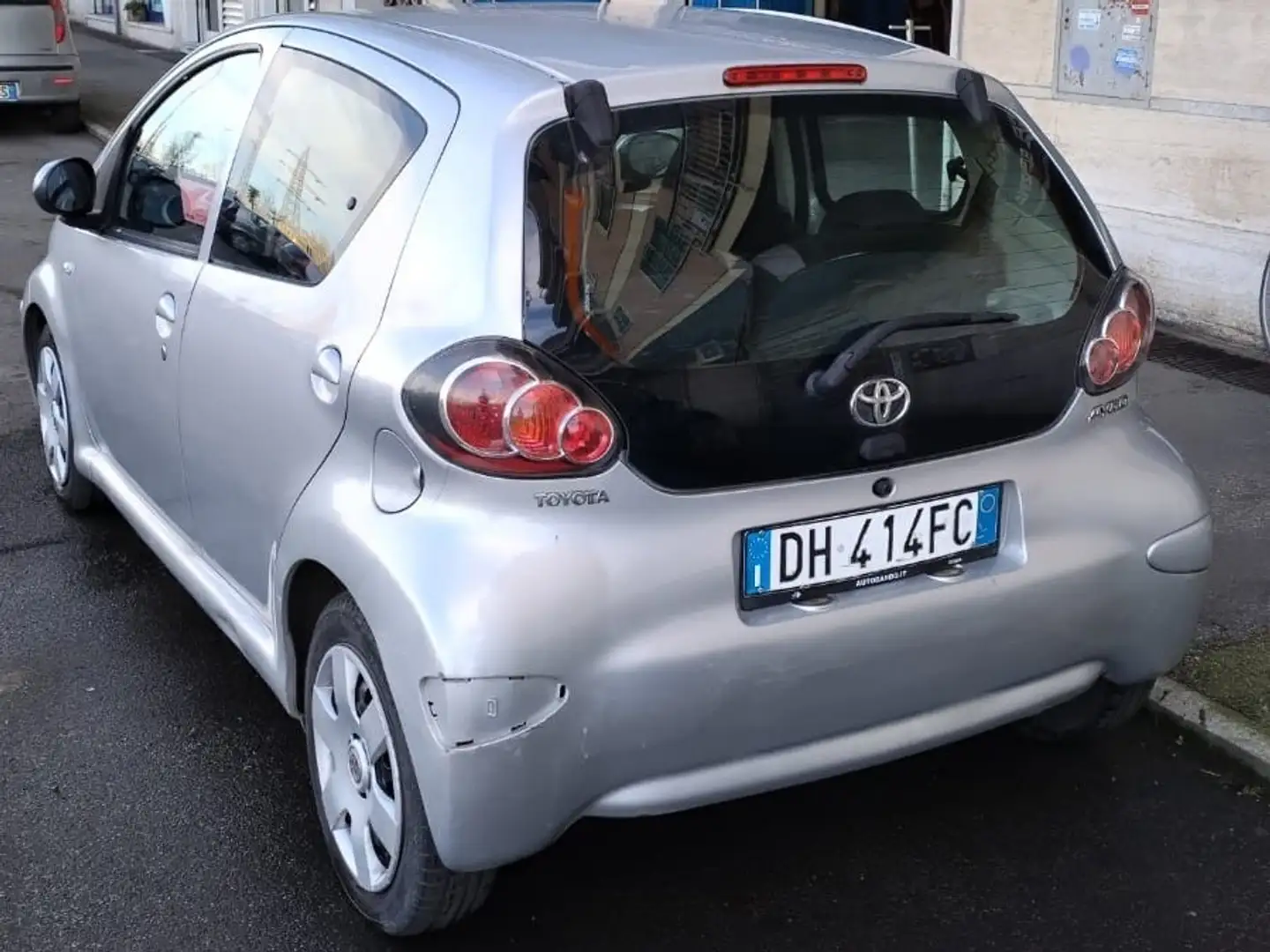 Toyota Aygo 5p 1.0 Sol m-mt Silber - 2