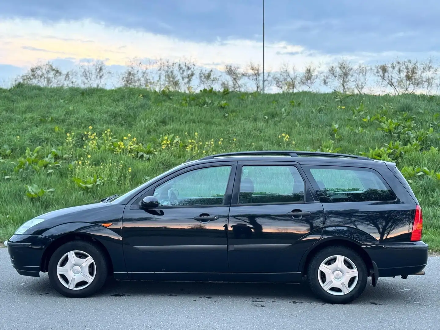 Ford Focus Wagon 1.6-16V Centennial/AUTO RIJDT SCHAKELT PERFE Zwart - 2