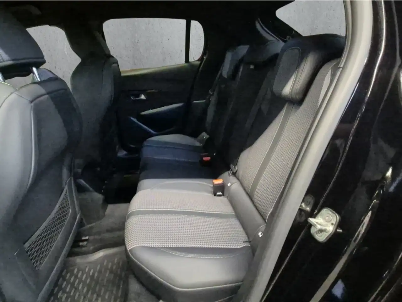 Peugeot 208 GT PT100 EAT8 Navi LED SHZ PDC Klimaautom Fahrerpr 7
