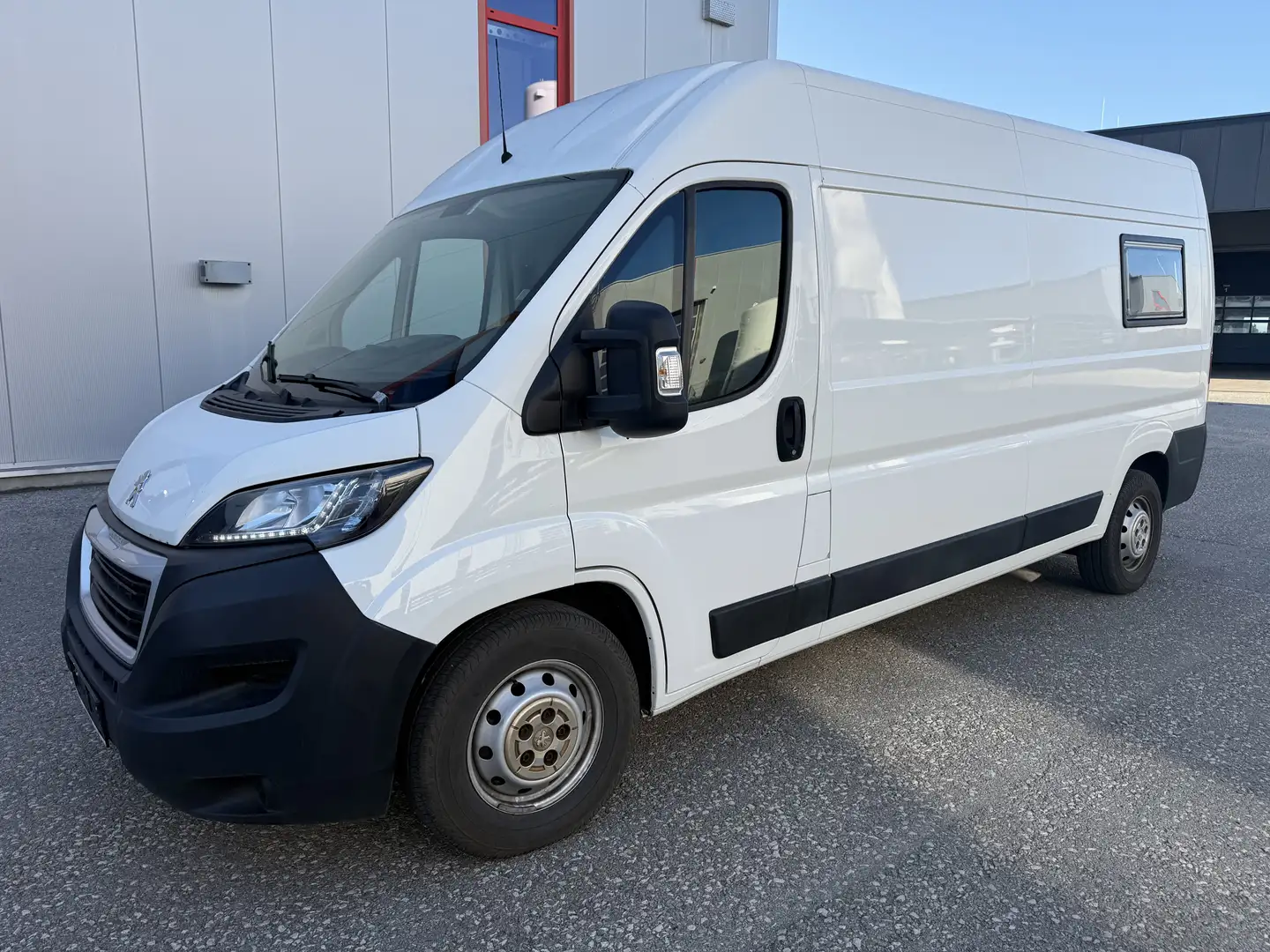 Peugeot Boxer Bus 3300 L2H2 2,0 S&S BlueHDi Wit - 1