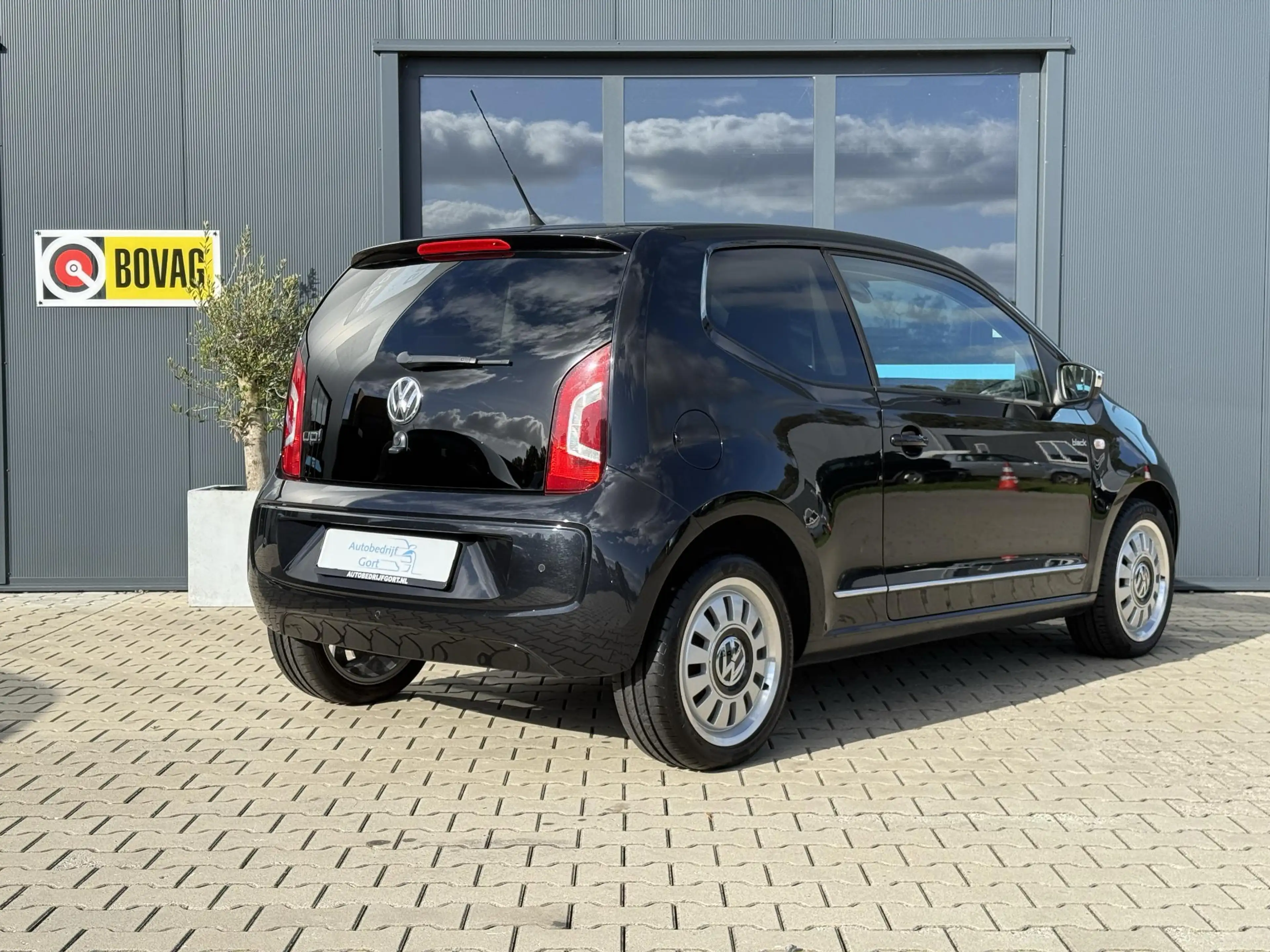 Volkswagen up! 1.0 high up! BlueMotion BLACK UP! — photo 2