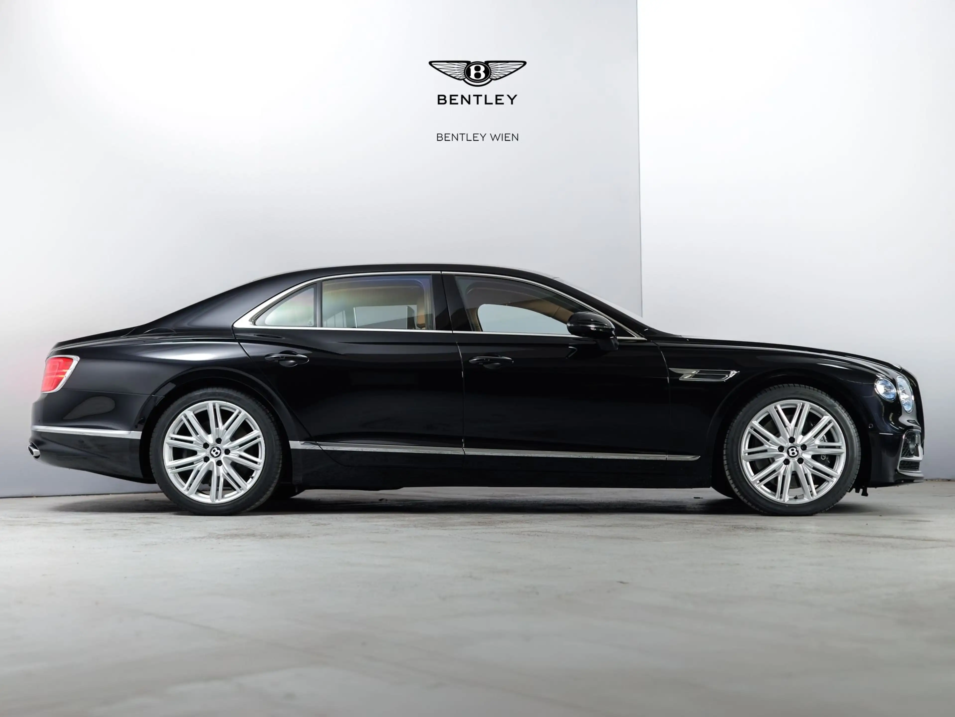 Bentley Flying Spur Hybrid V6 — photo 3