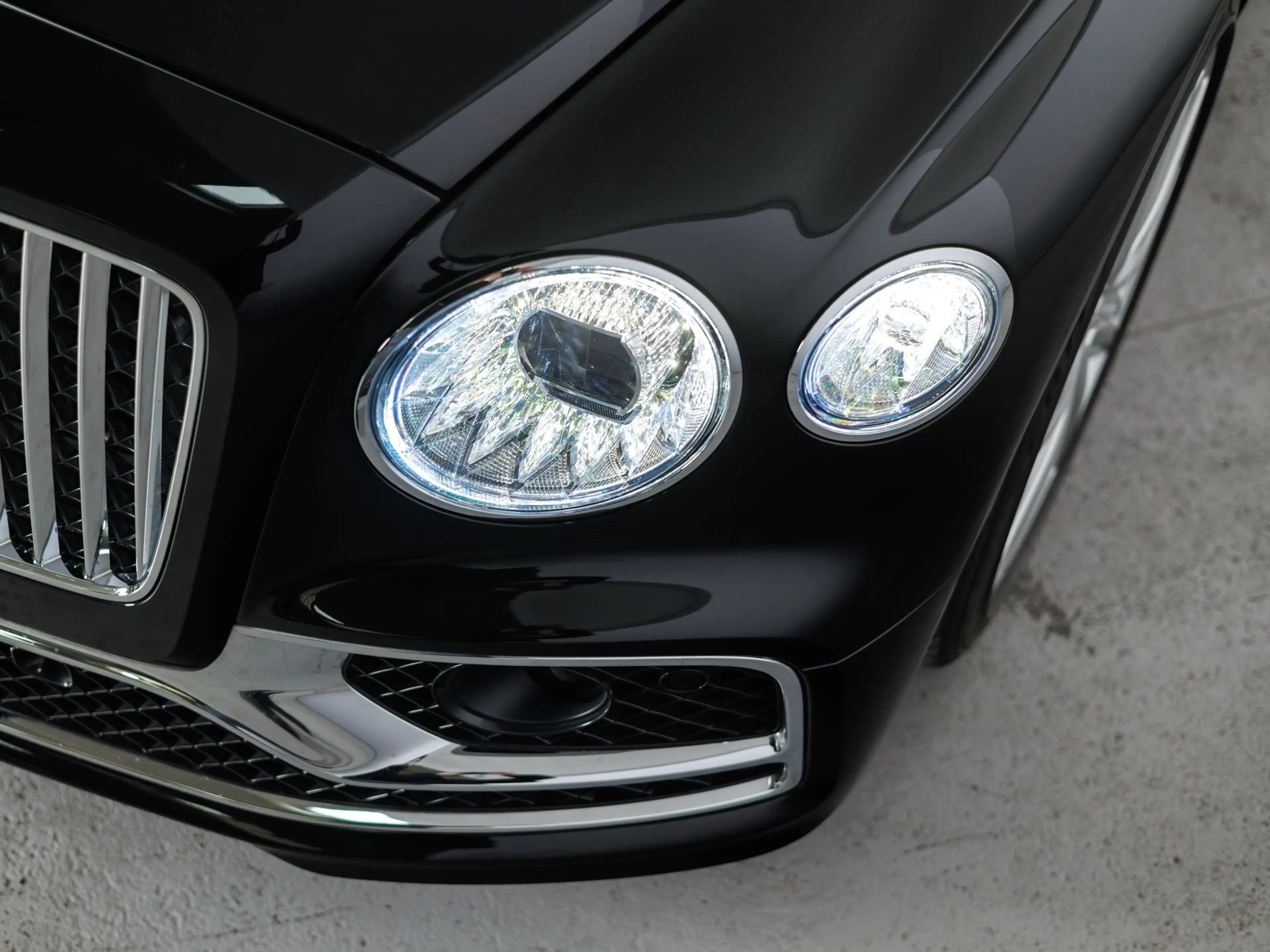 Bentley Flying Spur Hybrid V6 — photo 10