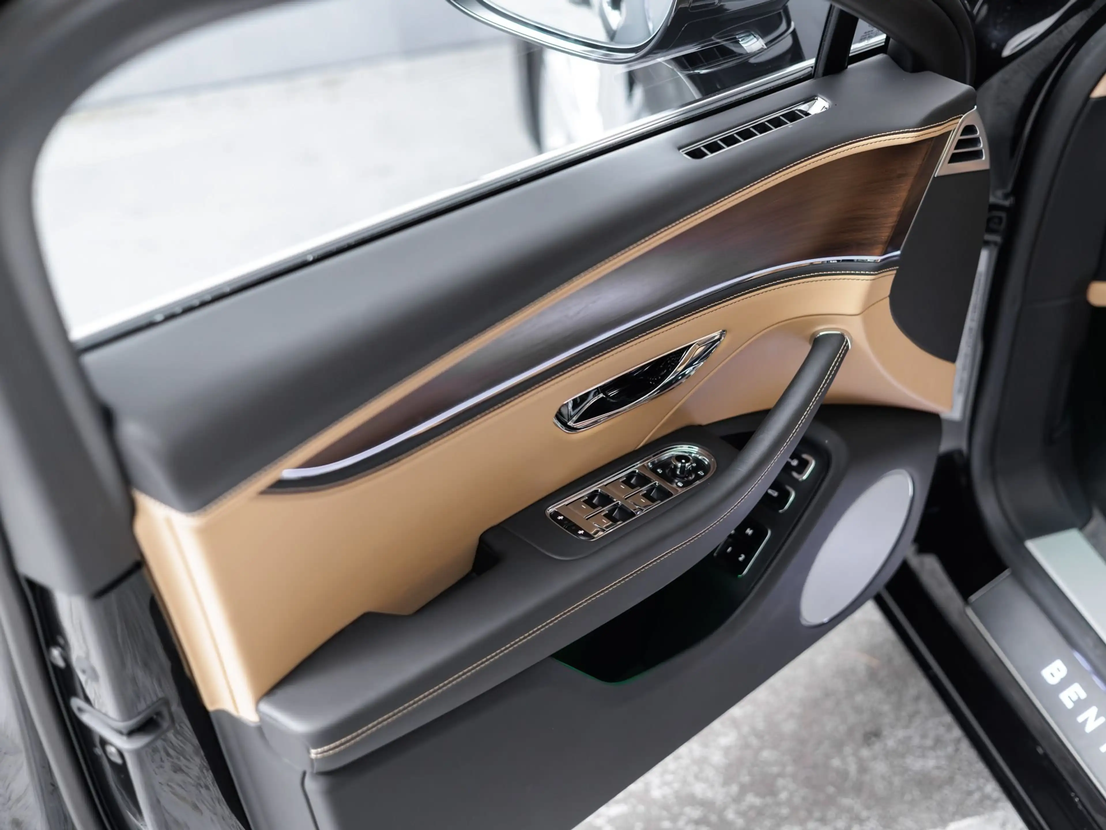 Bentley Flying Spur Hybrid V6 — photo 15