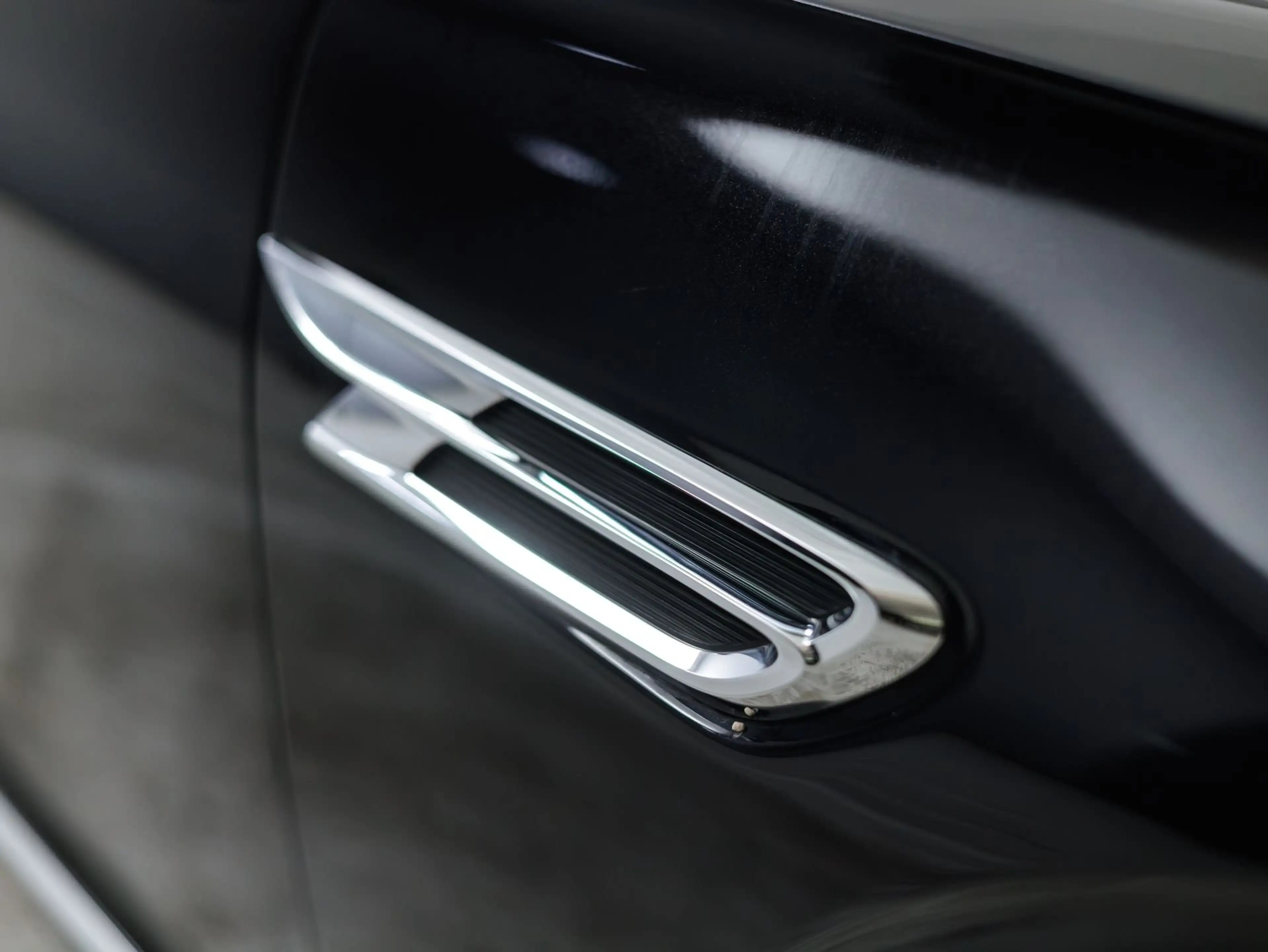 Bentley Flying Spur Hybrid V6 — photo 13