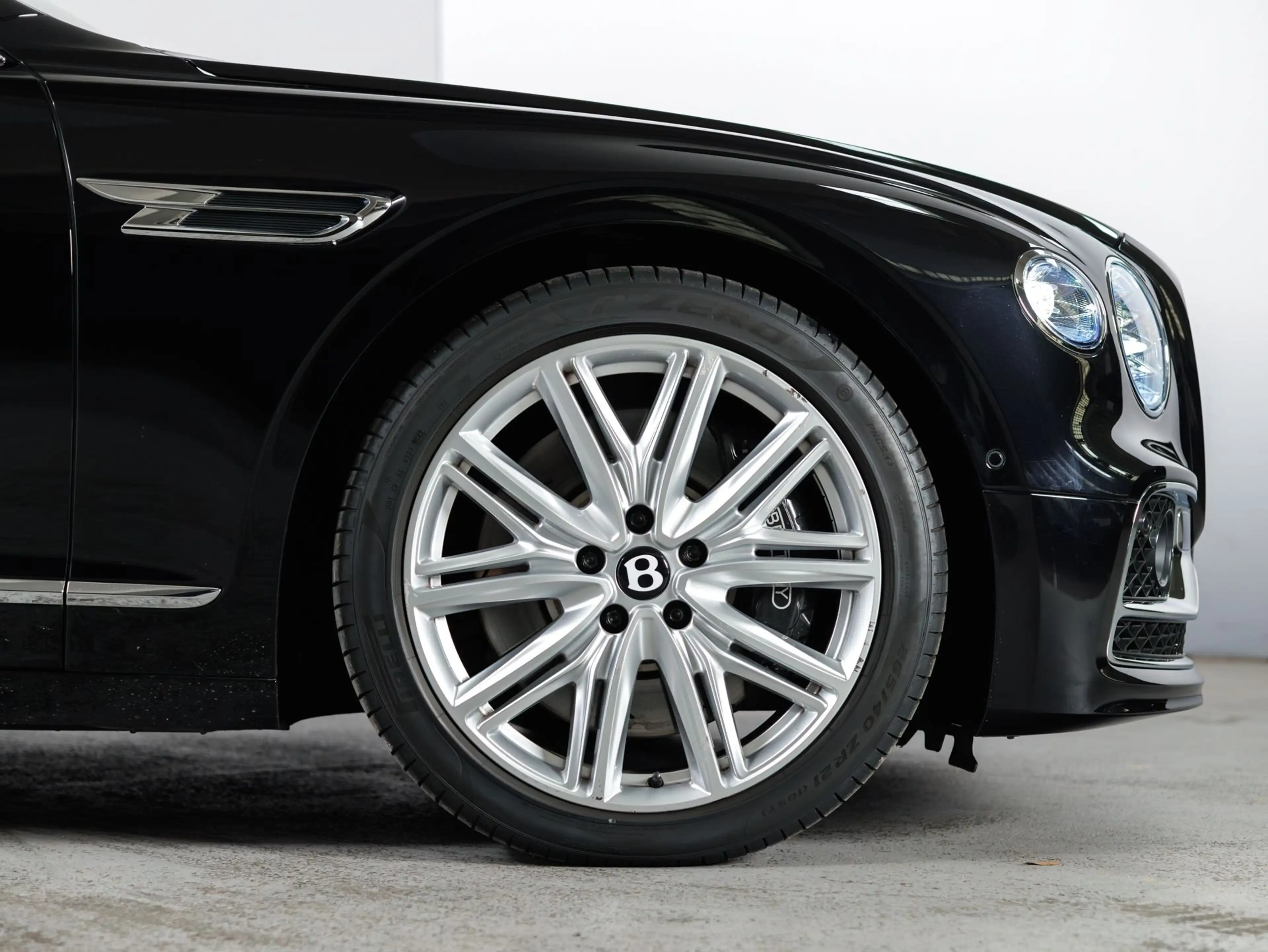 Bentley Flying Spur Hybrid V6 — photo 4