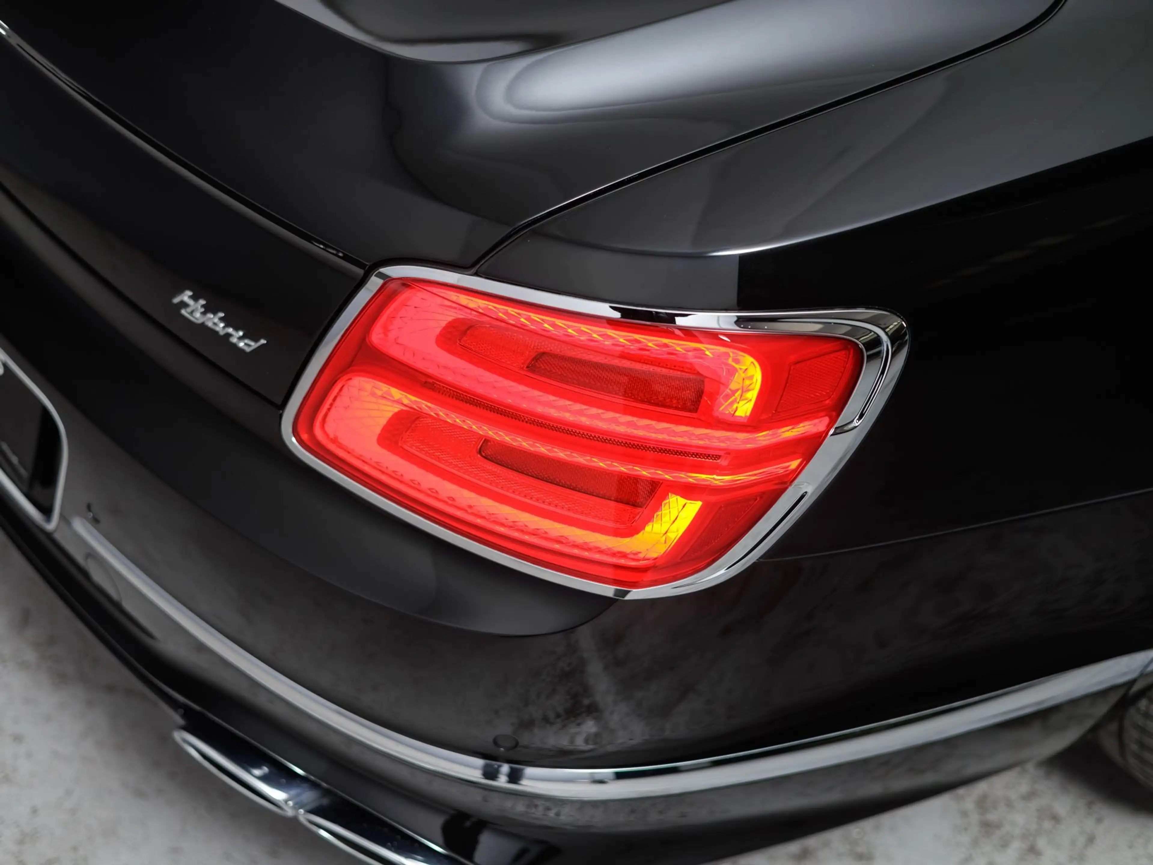 Bentley Flying Spur Hybrid V6 — photo 8