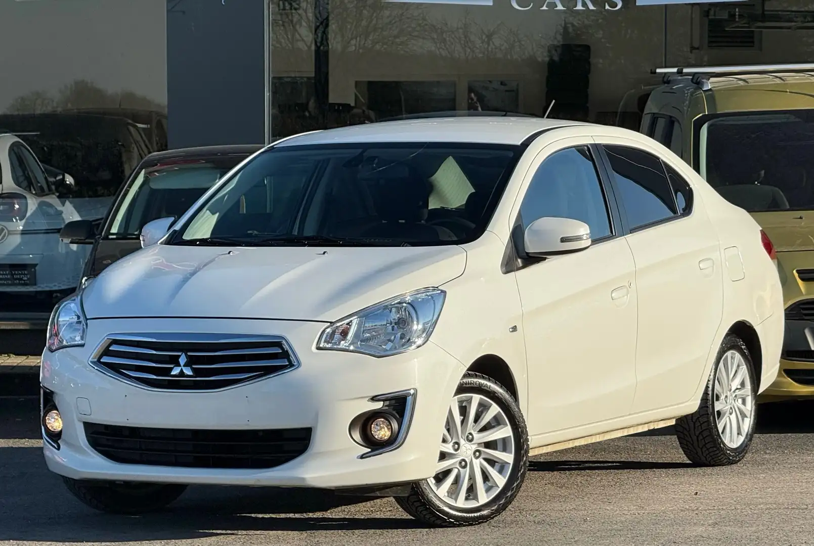 Mitsubishi Attrage Blanco - 2