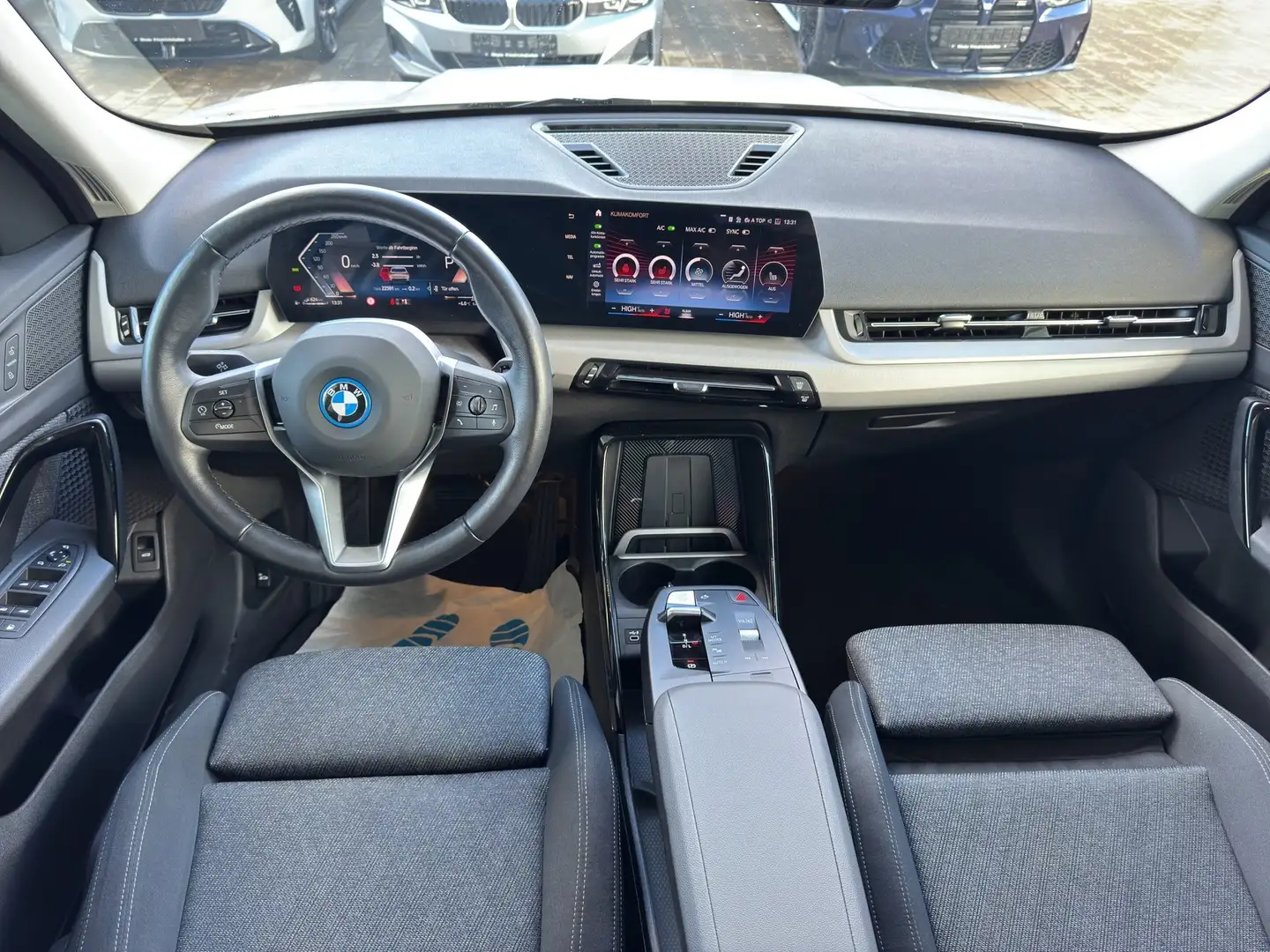 BMW X1 xDrive25e AHK Komfortzugang Ad. LED Sportsitz Weiß - 2