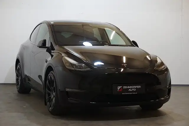 Tesla Model Y Long Range AWD 75kWh / Promi-Vorbesitz / AHK /