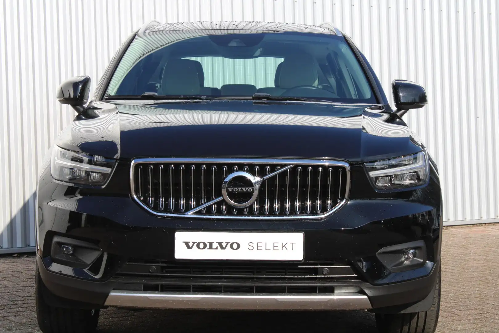 Volvo XC40 T2 Automaat Inscription | Navigatie | Stoelverwarm Noir - 2