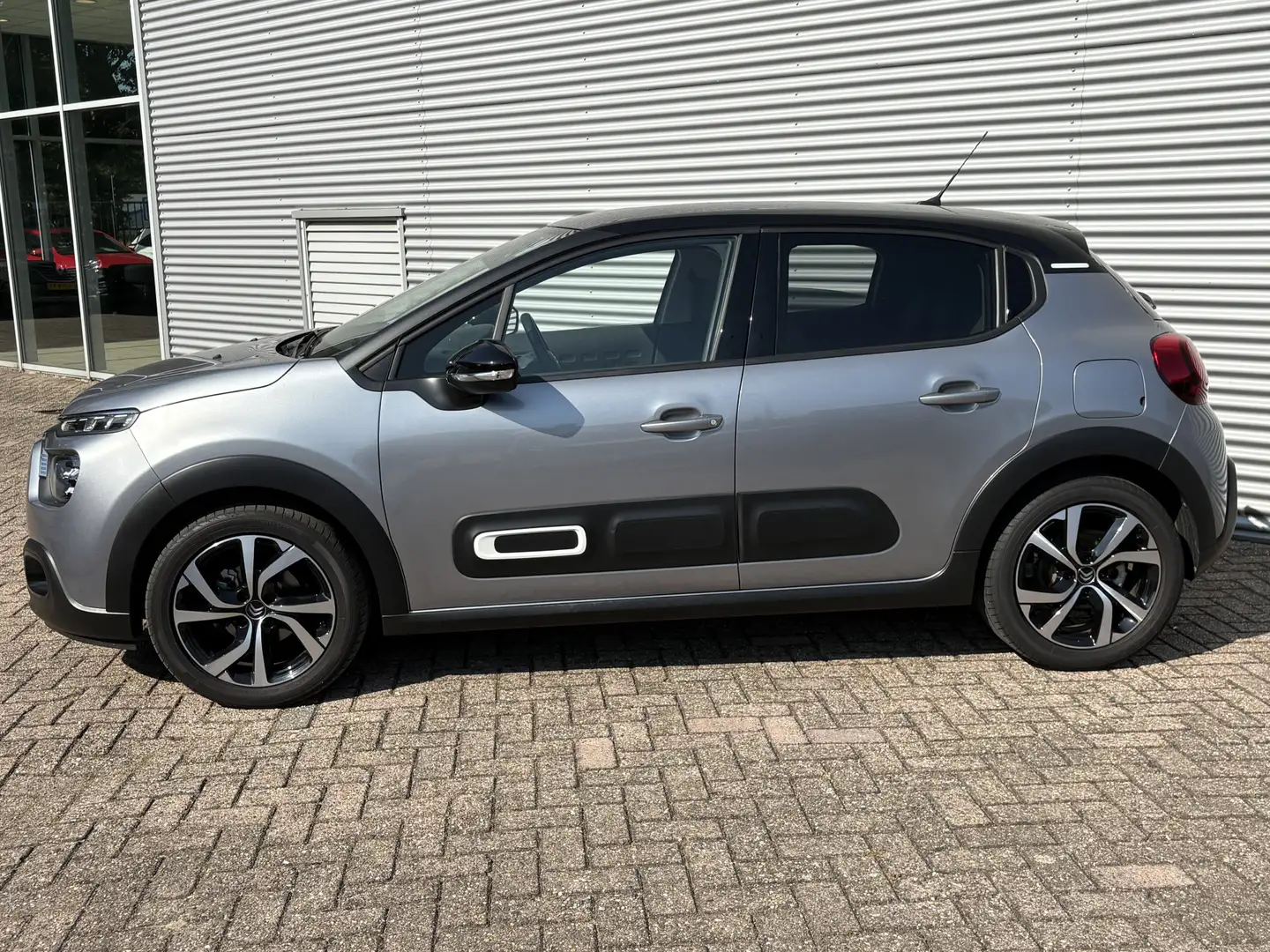 Citroen C3 1.2 PureTech Shine AUTOMAAT Apple Carplay/Android Grigio - 2
