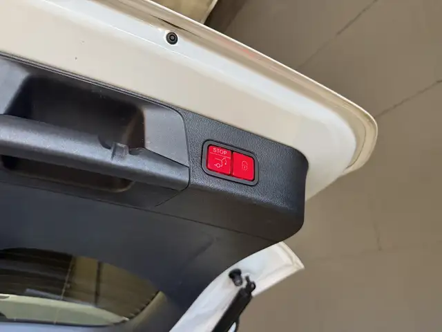 Mercedes-Benz GLB view 12