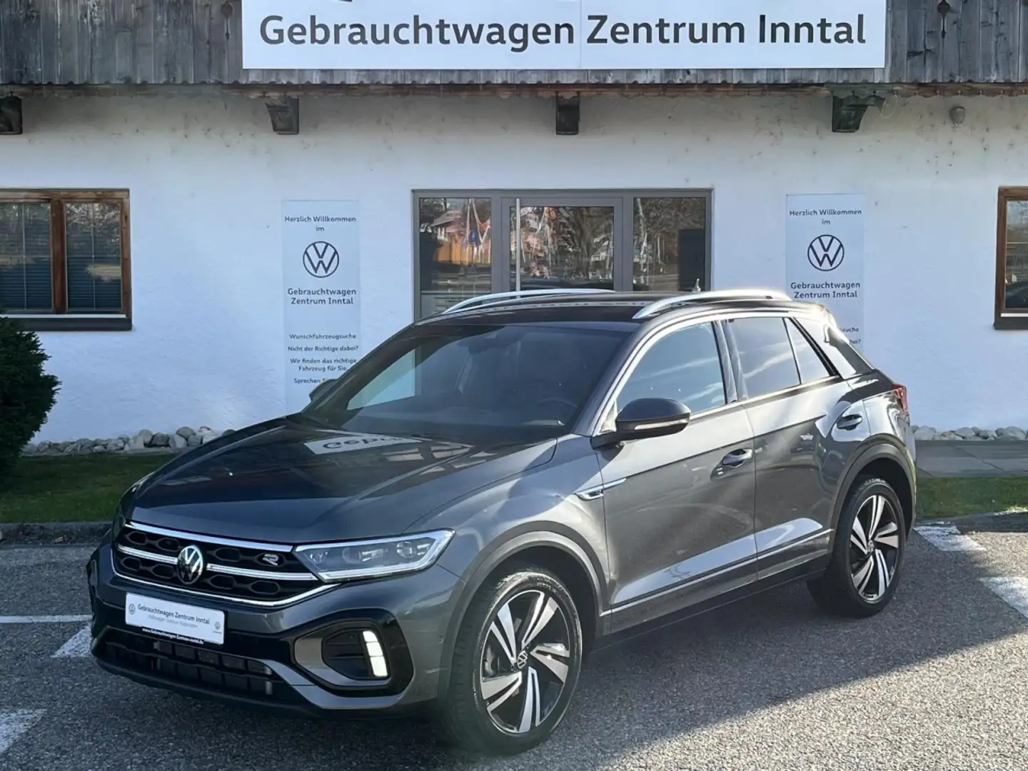 Volkswagen T-Roc 1,5 TSI DSG R-Line (AHK+IQLight+Navi) Klima Navi Grau - 2