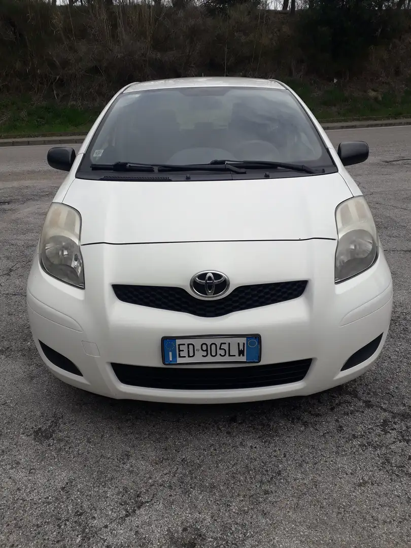 Toyota Yaris 1.0 now 5 porte 69 cv Bianco - 1