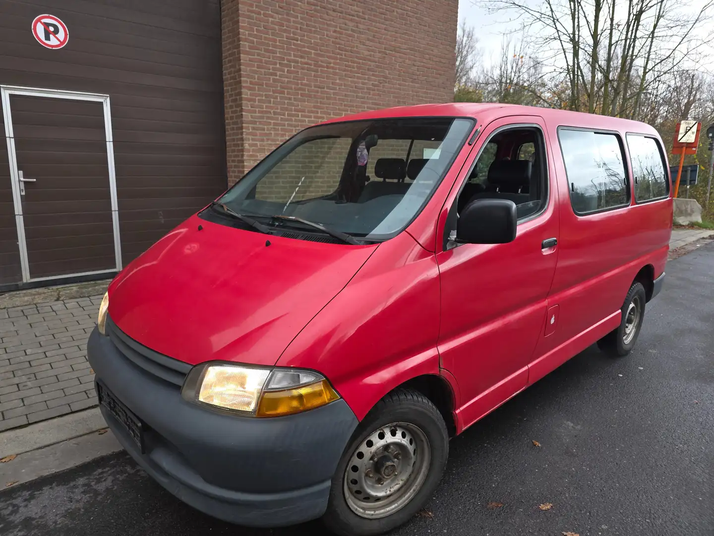 Toyota Hiace 2.7i LX Rouge - 1