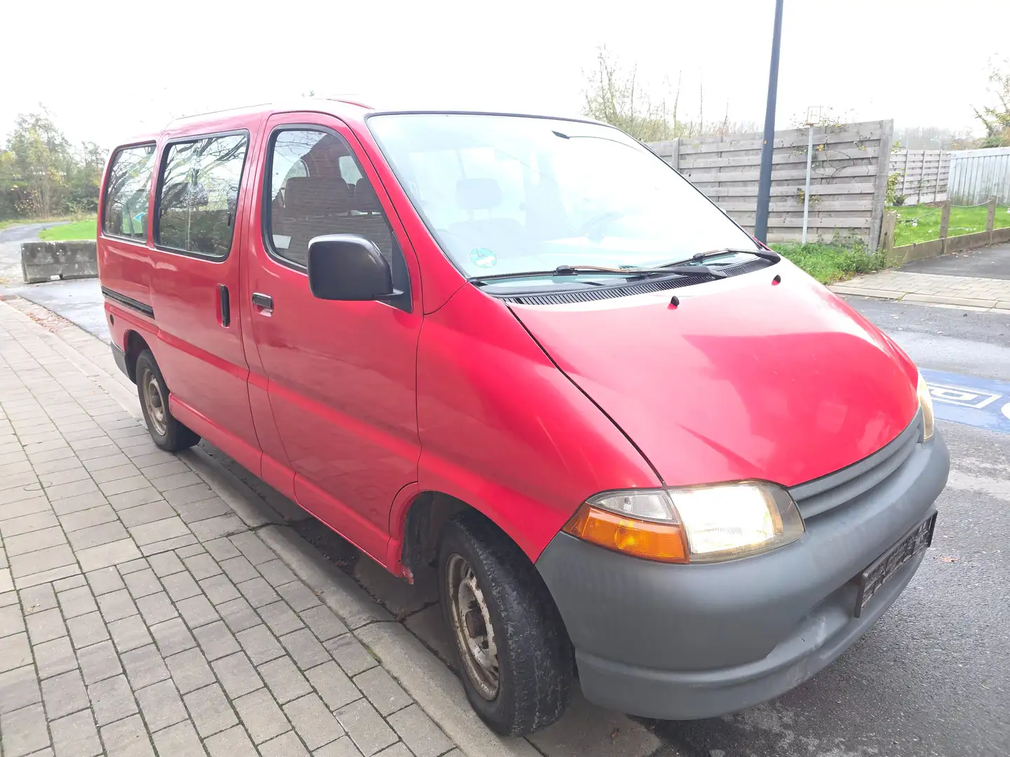 Toyota Hiace 2.7i LX Rouge - 2