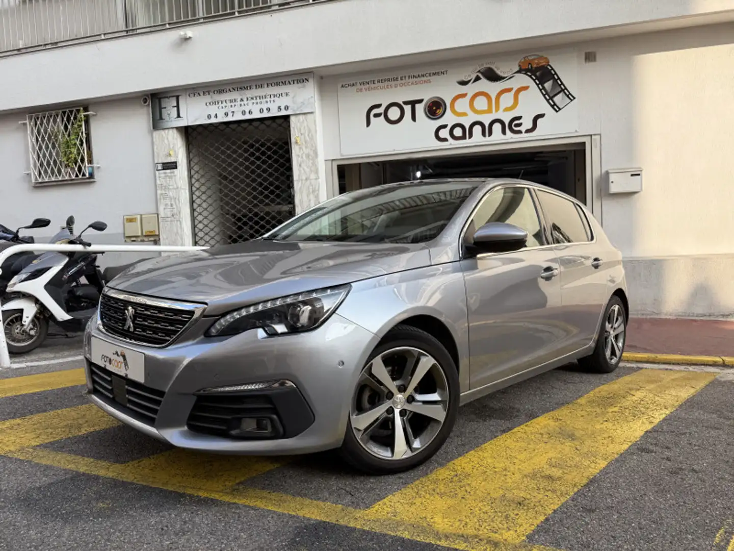 Peugeot 308 1.2 PURETECH 130CH E6.C S\u0026S ALLURE EAT8 Gris - 1