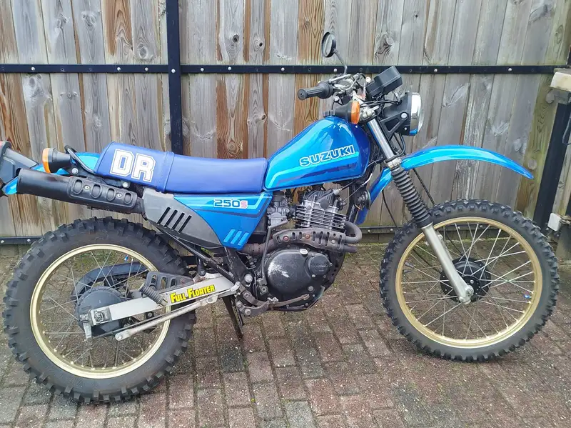 Suzuki DR 250 - foto 5