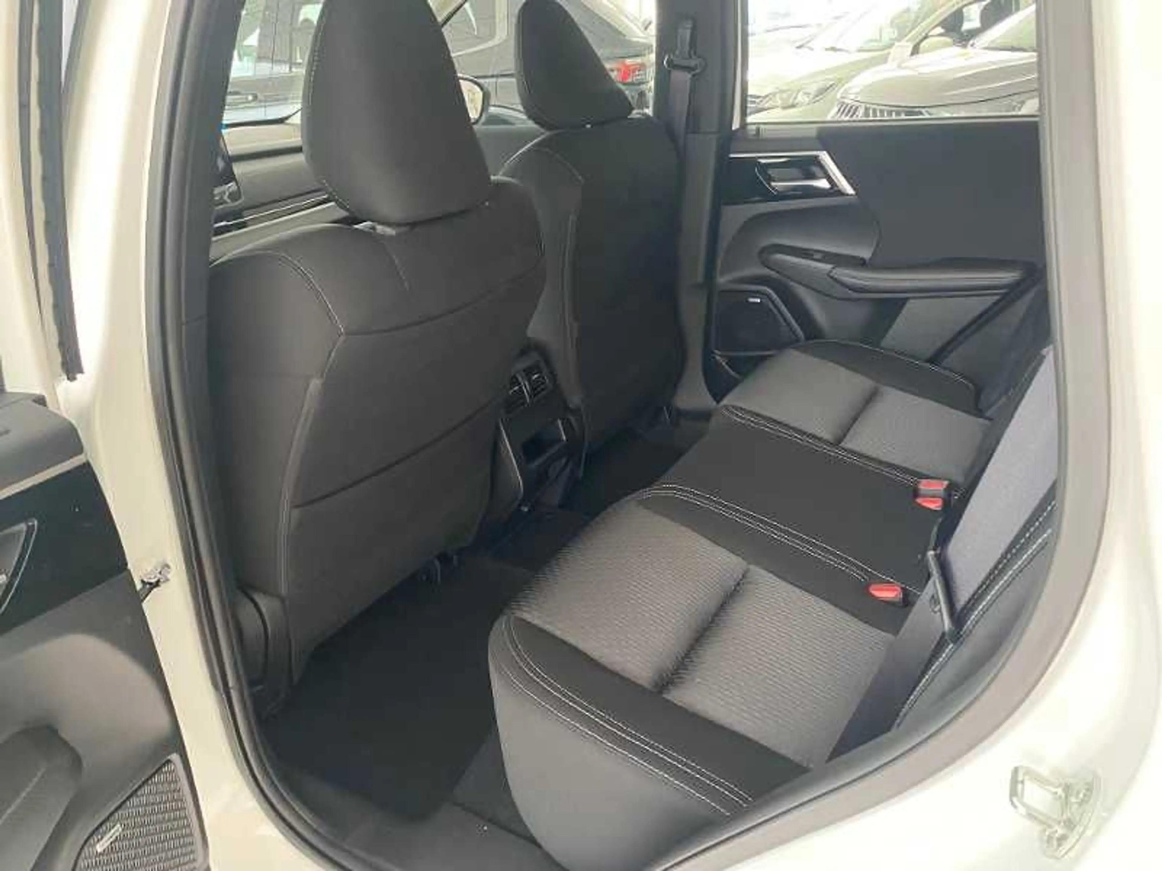 Mitsubishi Outlander 2.4L PHEV Diamant — photo 6