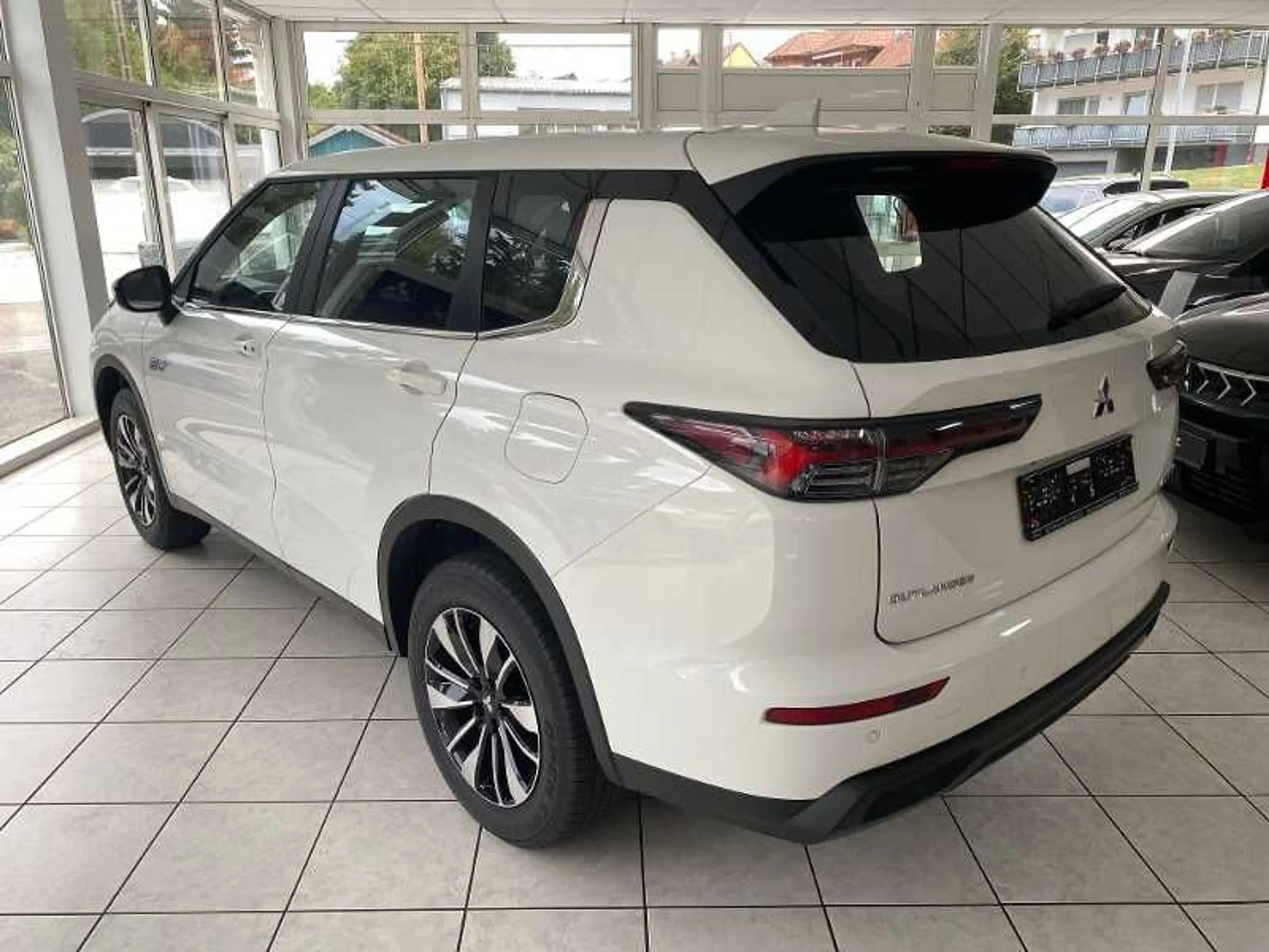 Mitsubishi Outlander 2.4L PHEV Diamant — photo 4