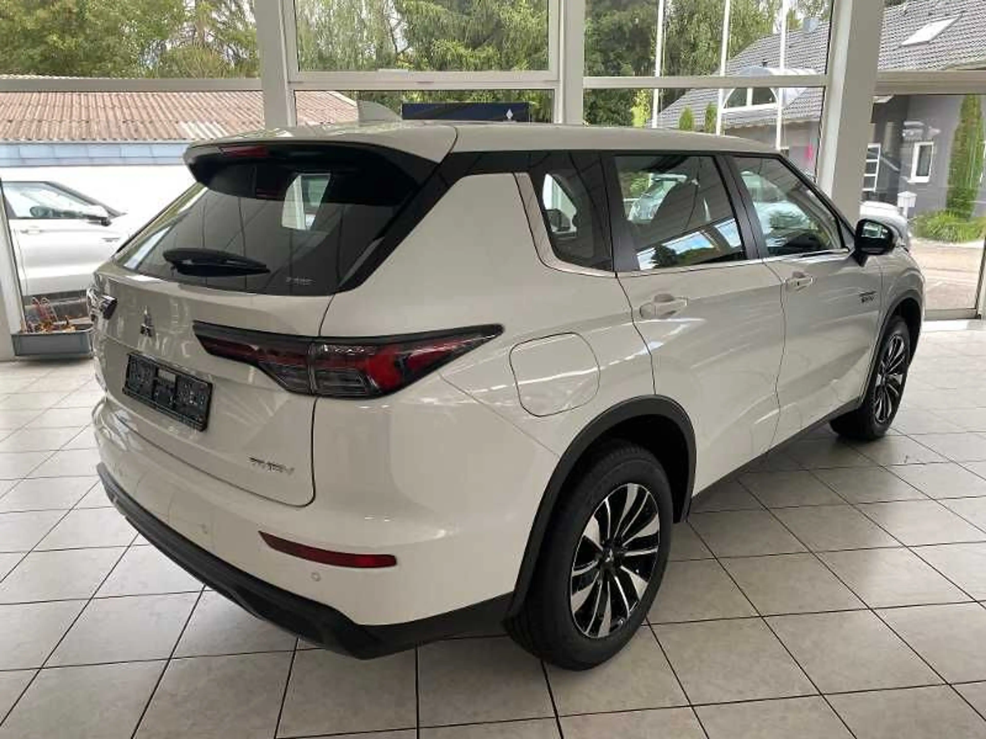 Mitsubishi Outlander 2.4L PHEV Diamant — photo 3