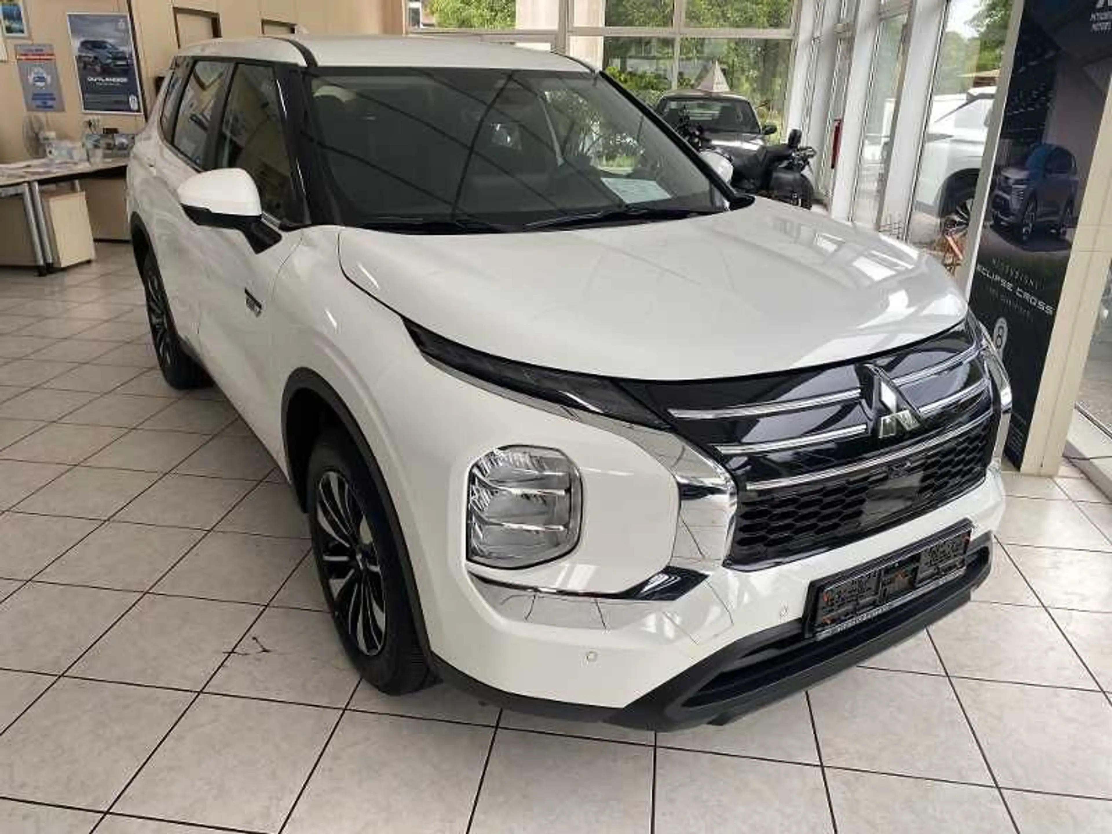 Mitsubishi Outlander 2.4L PHEV Diamant — photo 2