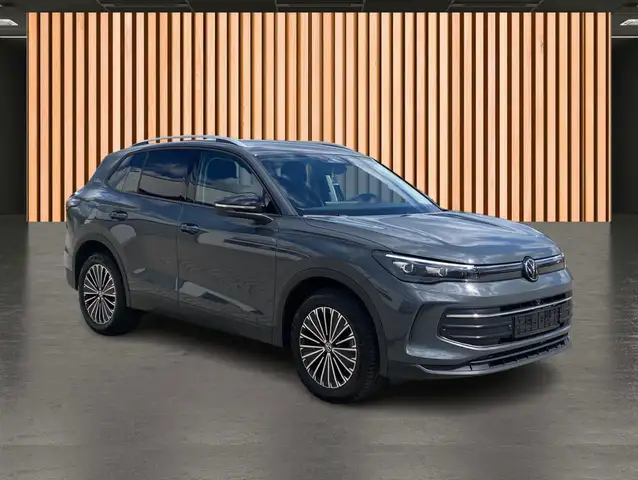Volkswagen Tiguan view 4