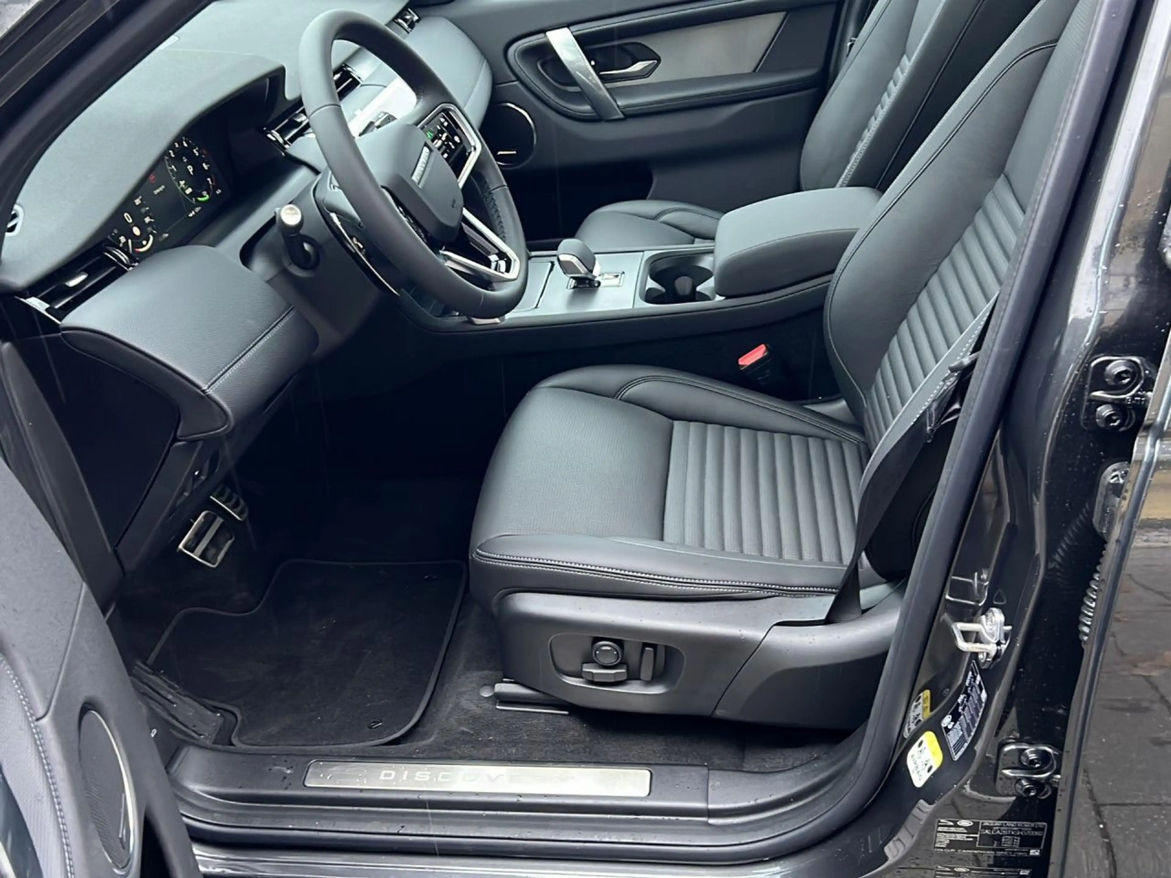 Land Rover Discovery Sport P270e Dynamic SE — photo 9