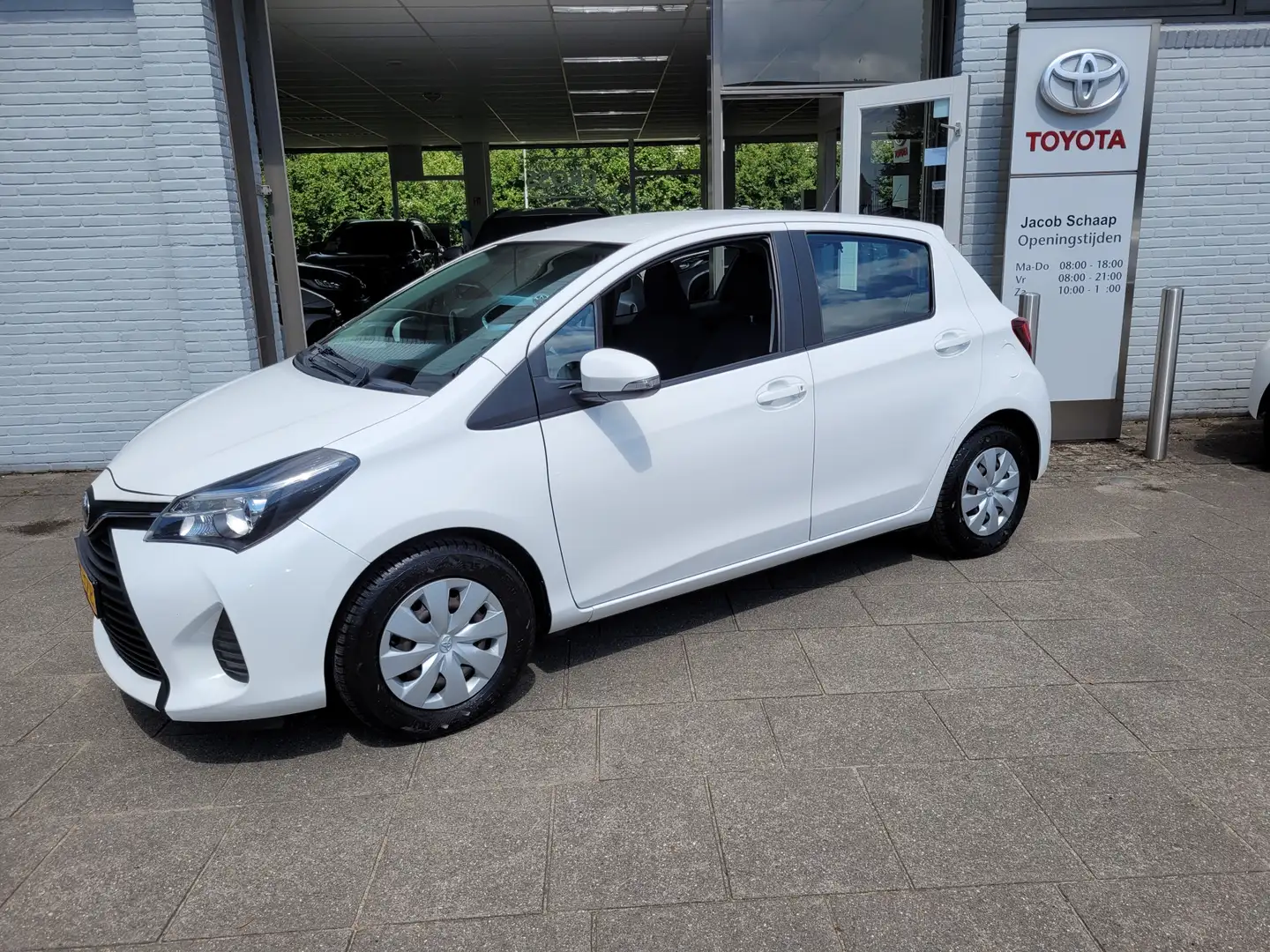 Toyota Yaris 1.0 VVT-i Now Airco Incl. aflev. controle, nieuwe Wit - 1