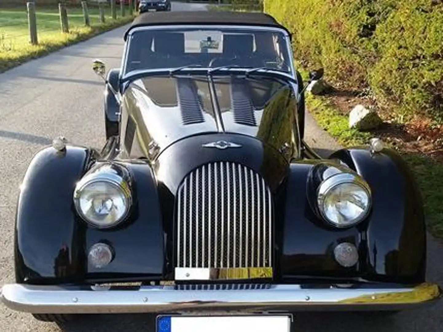 Morgan Plus 4 Schwarze Ikone mit Charakter und Stil Schwarz - 2