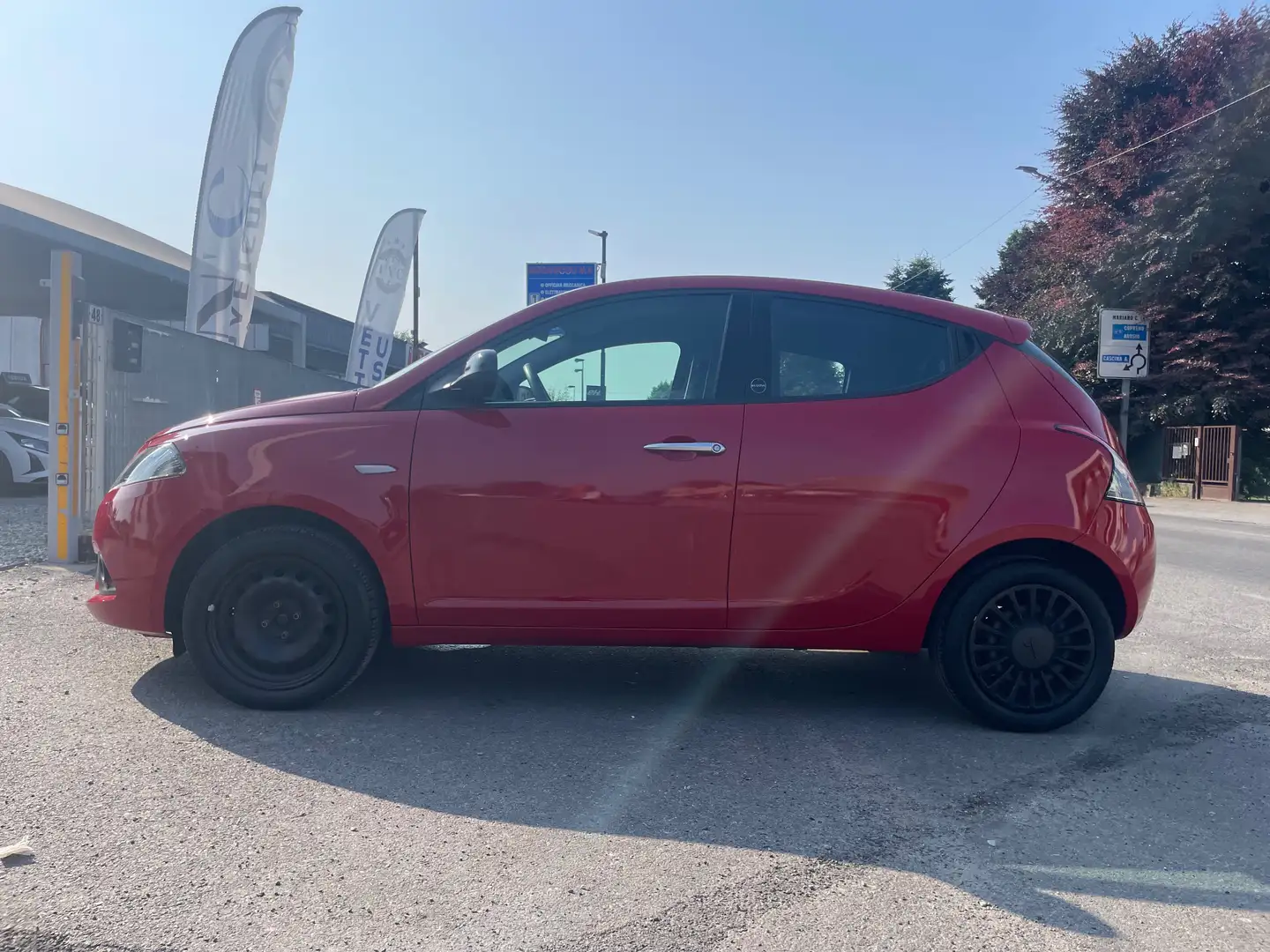 Lancia Ypsilon Ypsilon 1.0 firefly hybrid Silver s Rood - 2