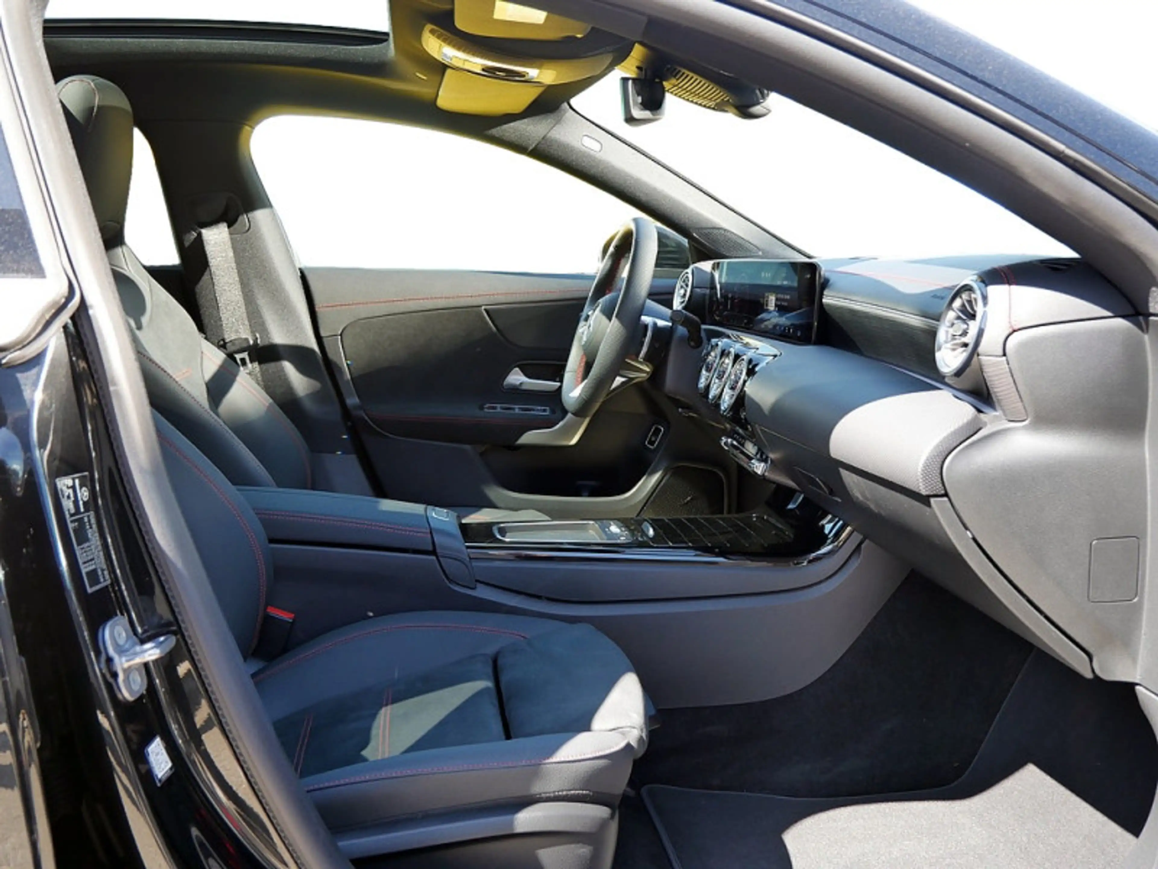 Mercedes-Benz CLA 220 d SB AMG Night Multibeam Pano Standhz360 — photo 7