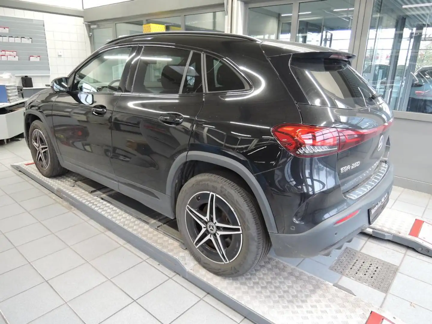 Mercedes-Benz EQA 250 AMG/Night/LED/Kamera/Easy-Pack/Navi/DAB/ Zwart - 2